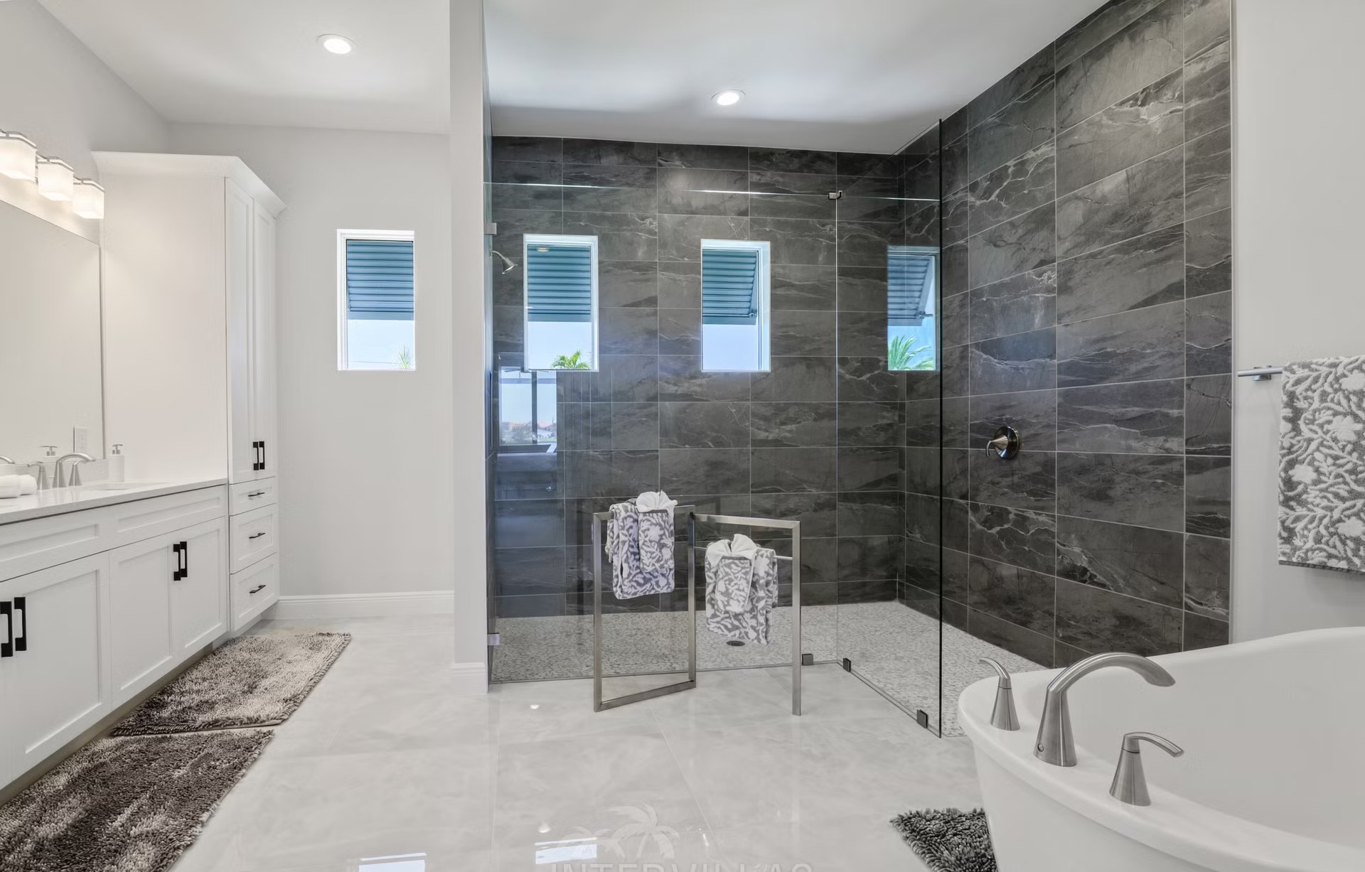 Salzwasser-Pool mit Spa und Liegen am Wasserkanal.