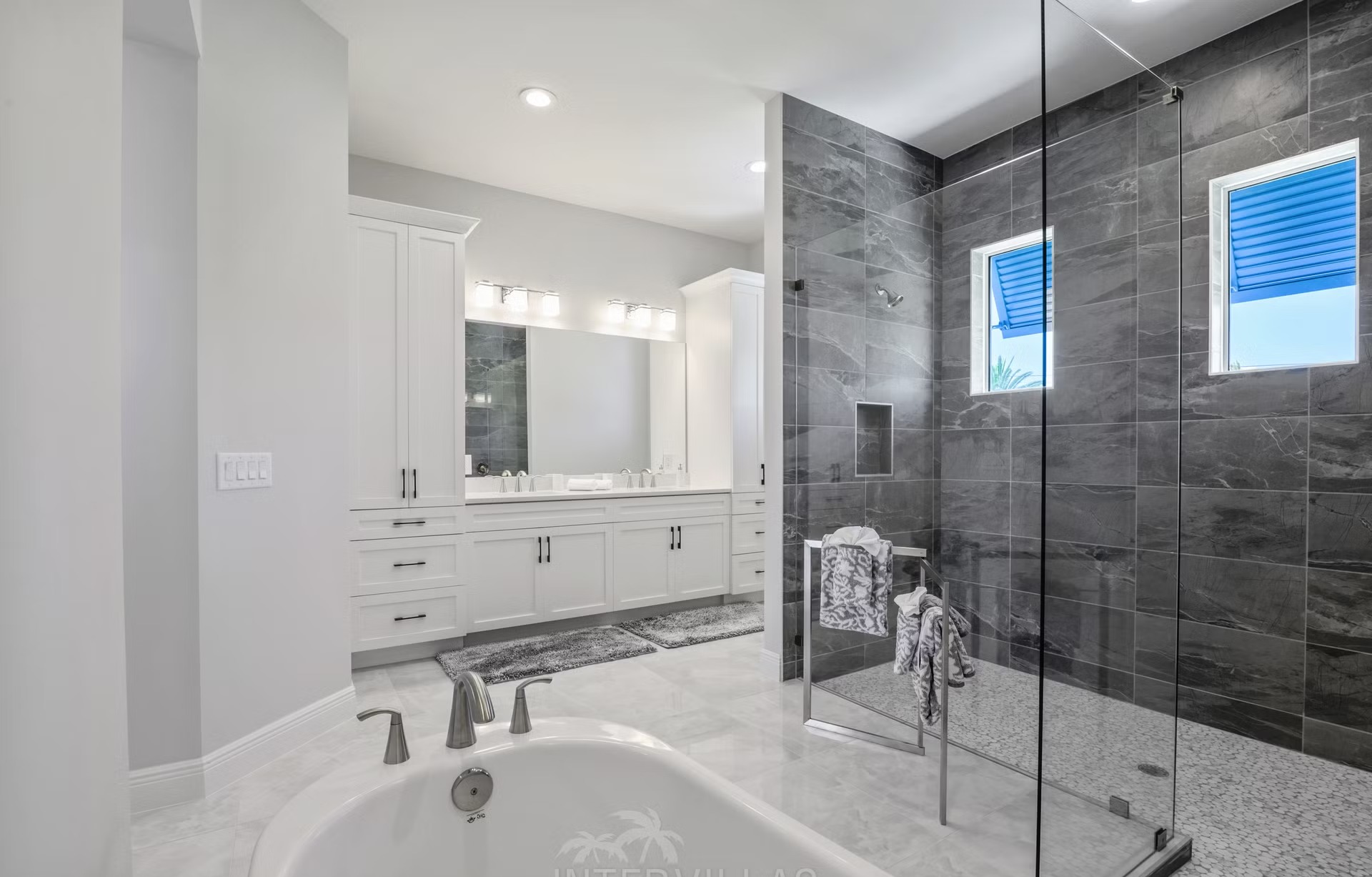 Salzwasser-Pool mit Spa und Liegen am Wasserkanal.