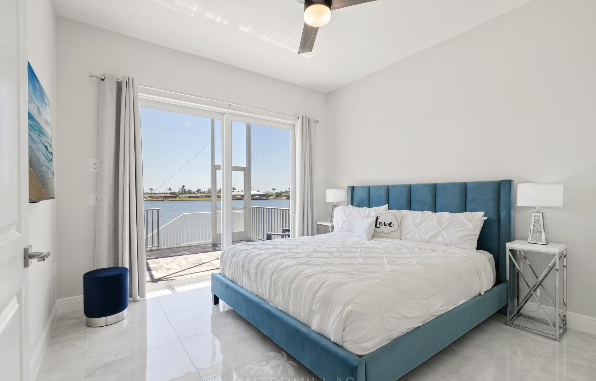 Salzwasser-Pool mit Spa und Liegen am Wasserkanal.