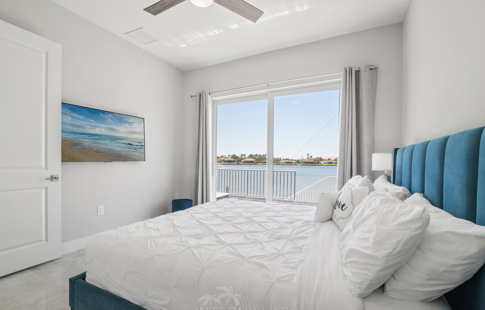 Salzwasser-Pool mit Spa und Blick auf den Kanal.