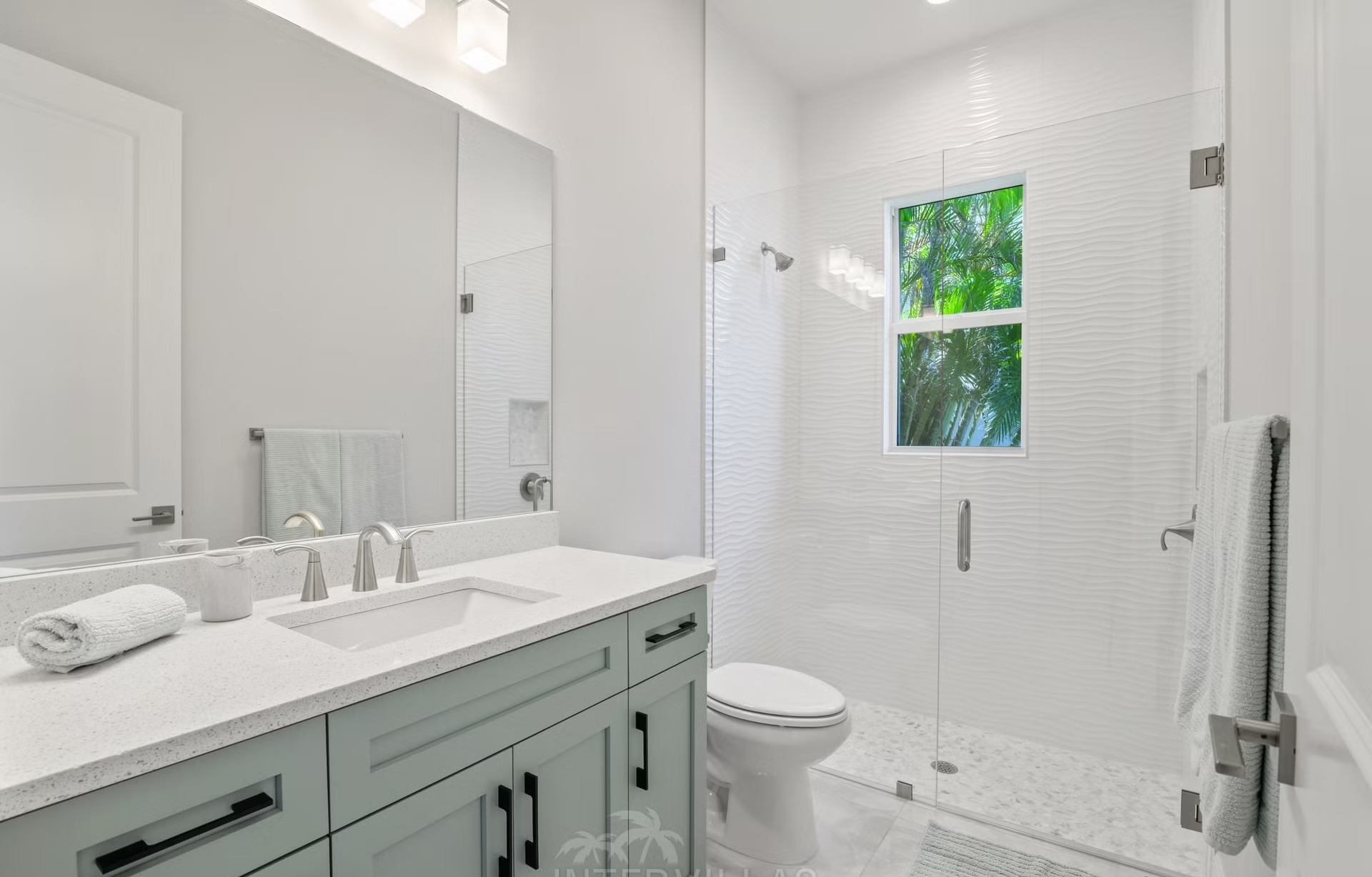 Salzwasser-Pool mit Spa und Sonnenliegen am Wasserkanal.