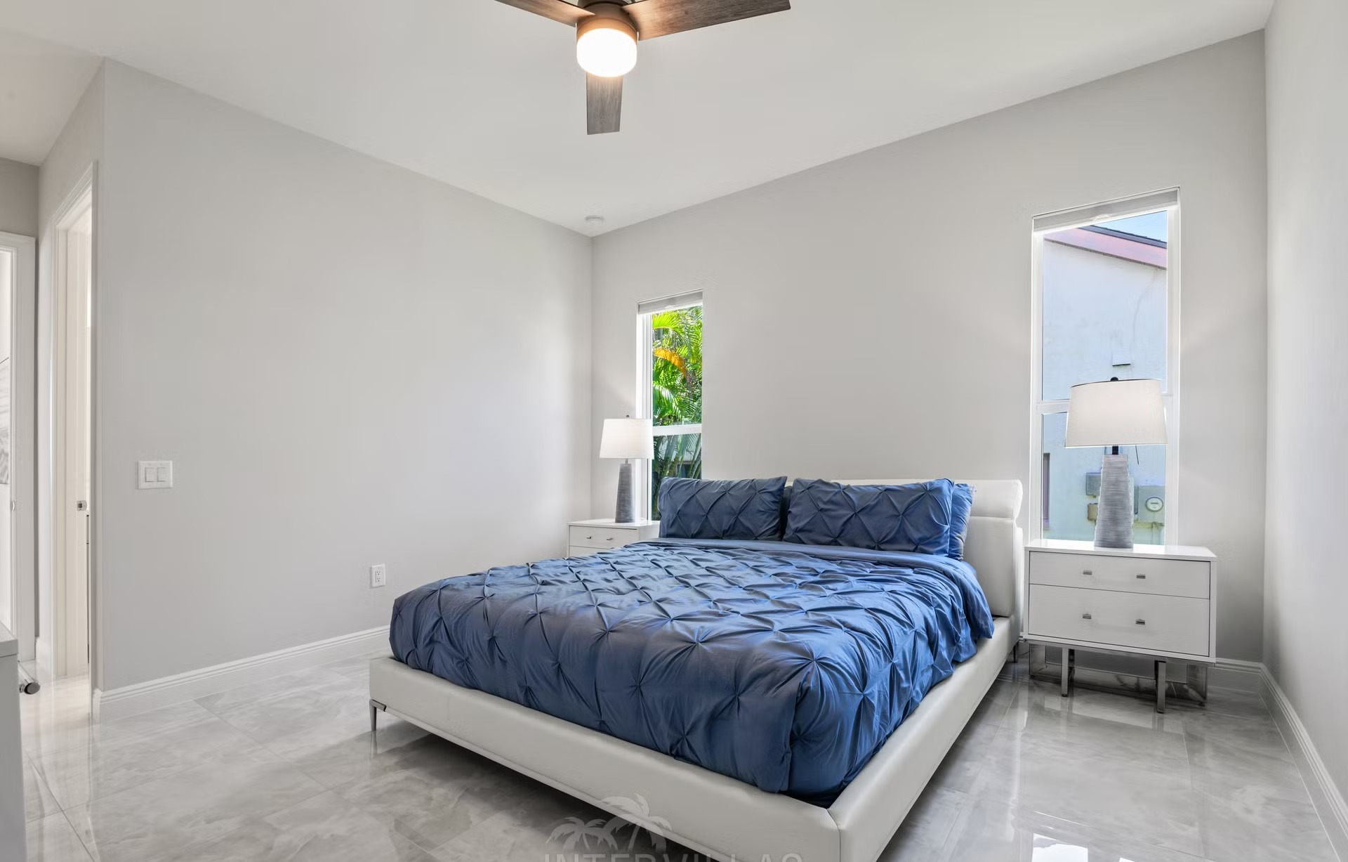 Salzwasser-Pool mit Spa und Liegen am Wasserkanal.