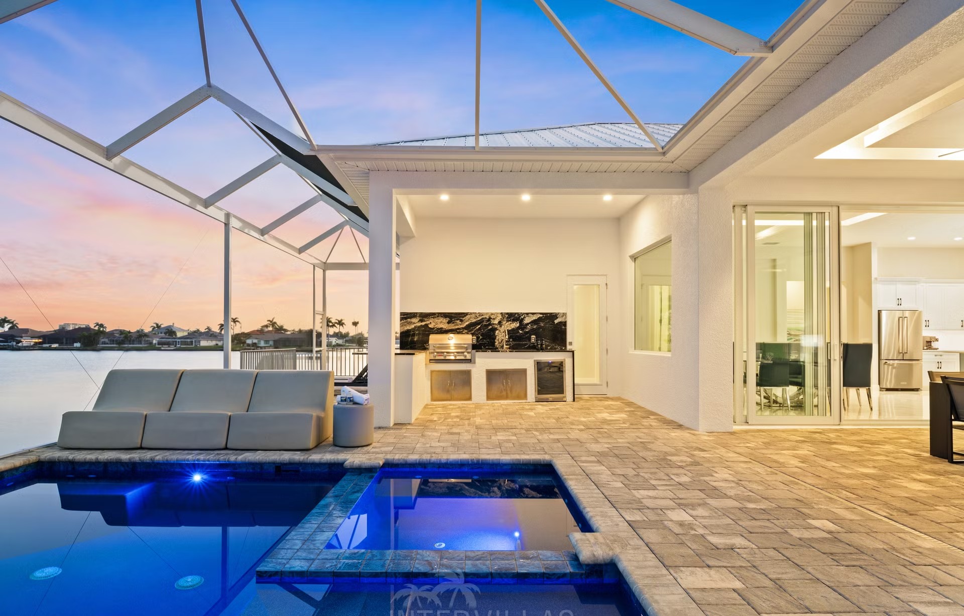 Salzwasser-Pool mit Jacuzzi und Liegen am Wasser.