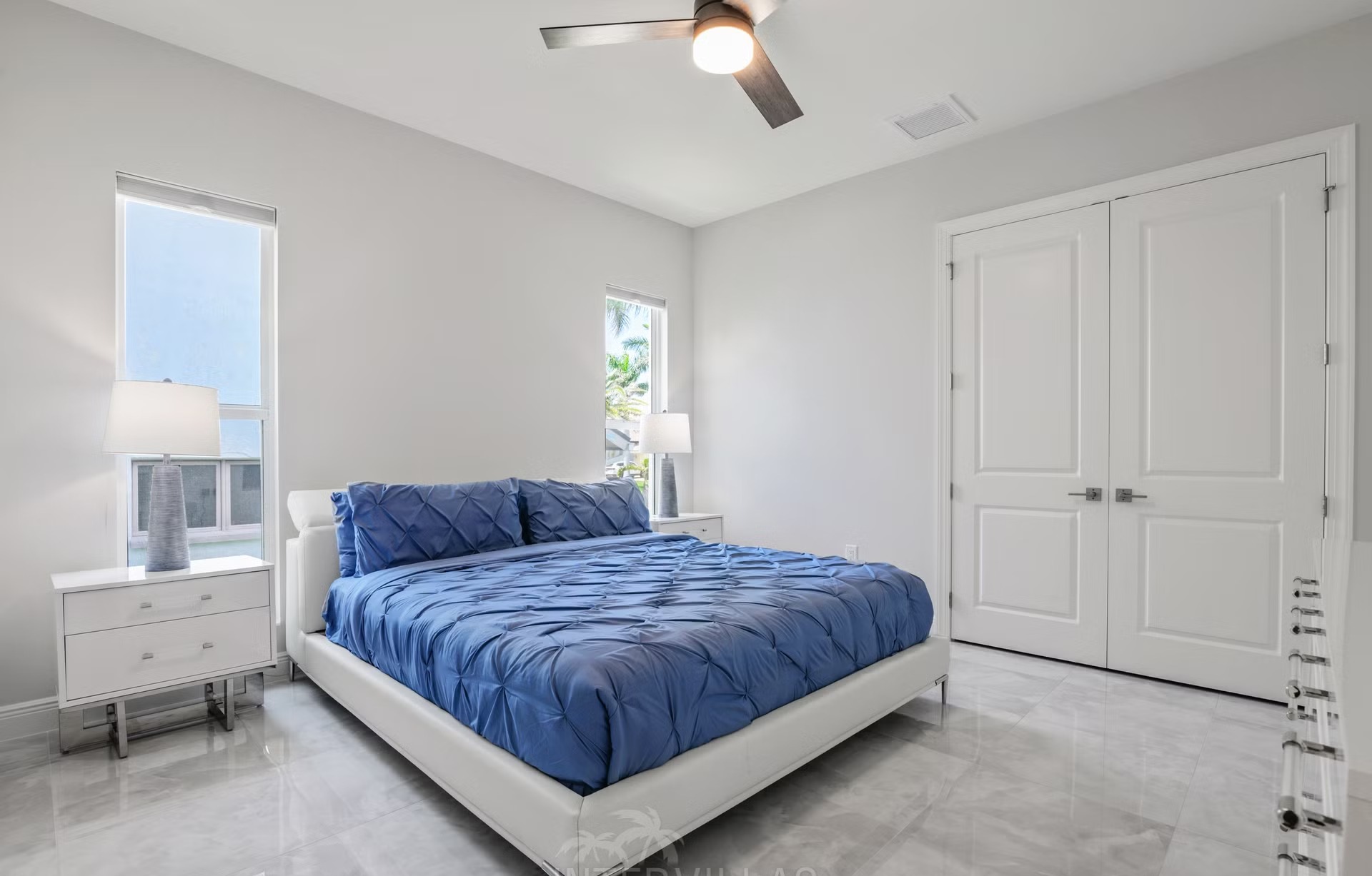 Salzwasser-Pool mit Spa und Liegen am Wasserkanal in Südausrichtung.