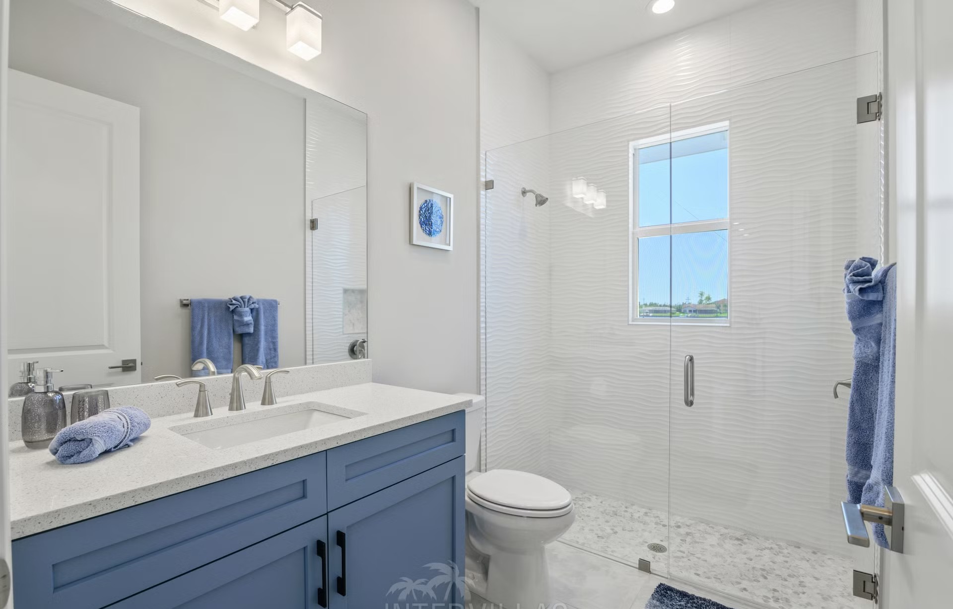 Salzwasser-Pool mit Jacuzzi und Liegen am Wasserkanal in Südausrichtung.