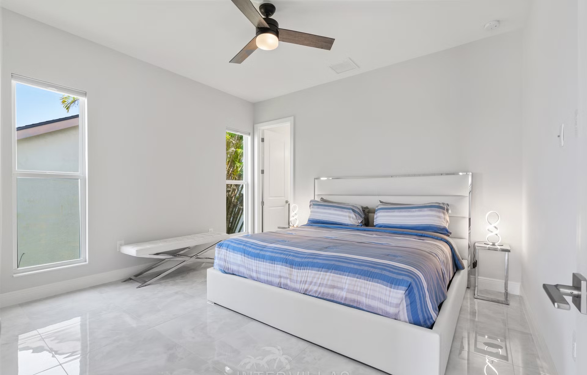 Salzwasser-Pool mit Jacuzzi und Blick auf den Kanal.