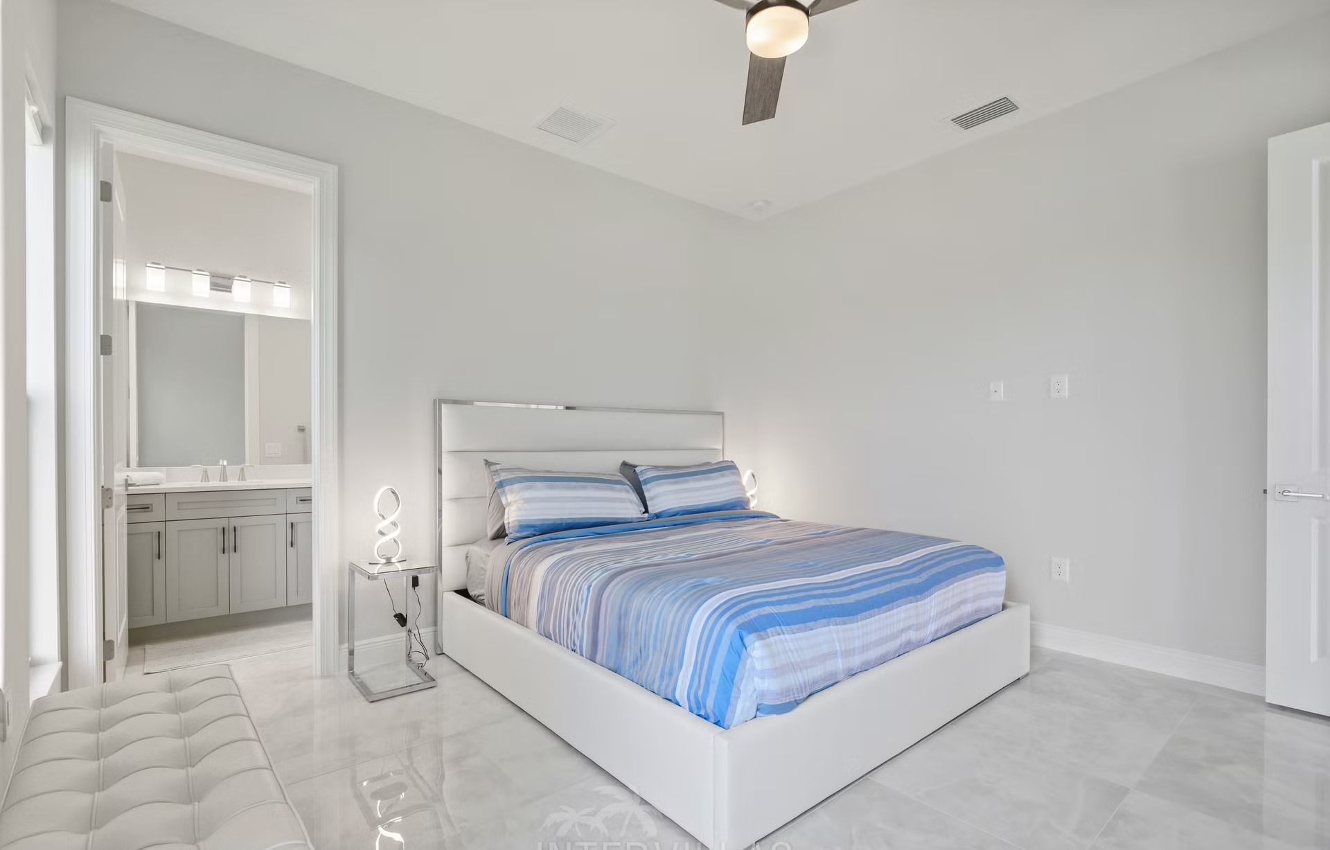 Salzwasser-Pool mit Jacuzzi und Liegen auf der sonnigen Terrasse am Wasser.