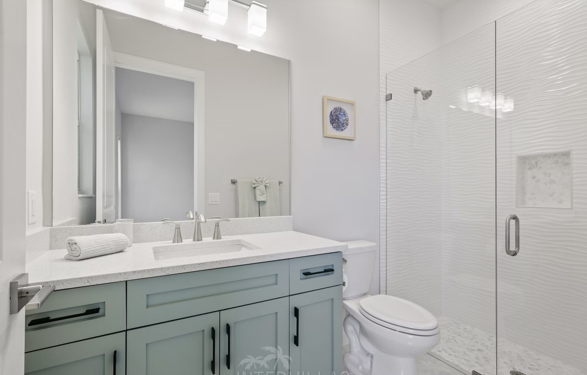 Salzwasser-Pool mit Spa und Liegen am Wasser in Südausrichtung.