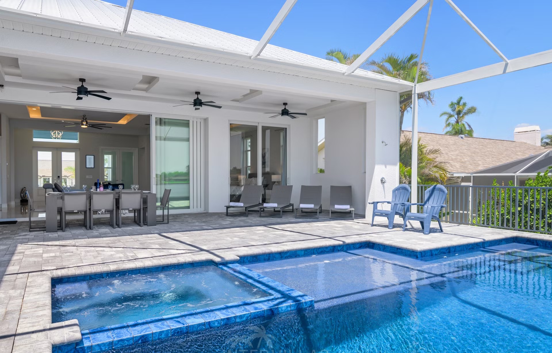 Salzwasser-Pool mit Spa und Sonnenliegen am Wasserkanal.