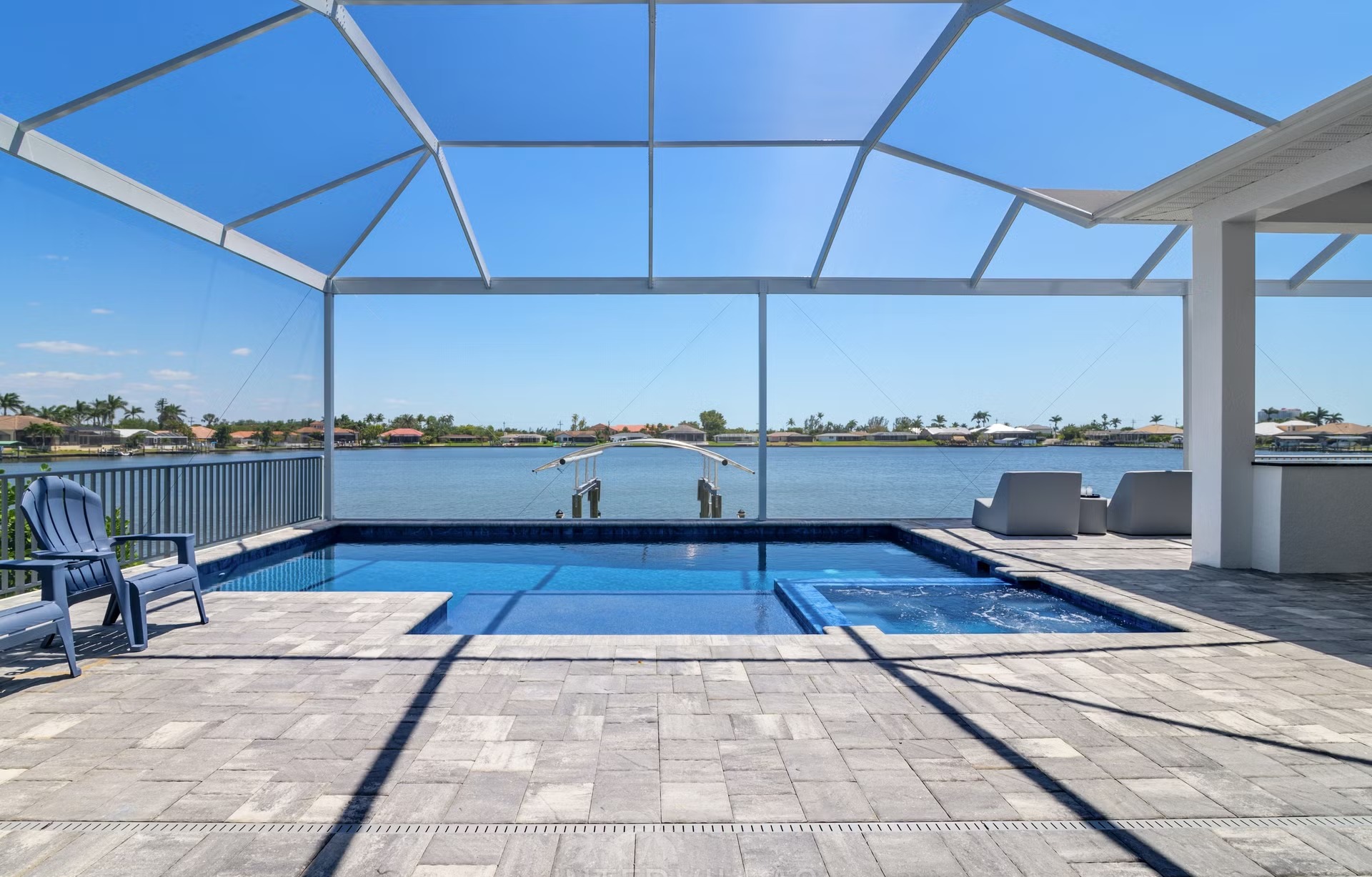 Salzwasser-Pool mit Spa und Blick auf den Kanal.