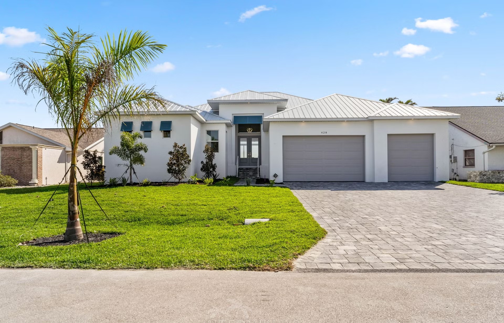 Salzwasser-Pool mit Jacuzzi und Liegen am Wasserkanal