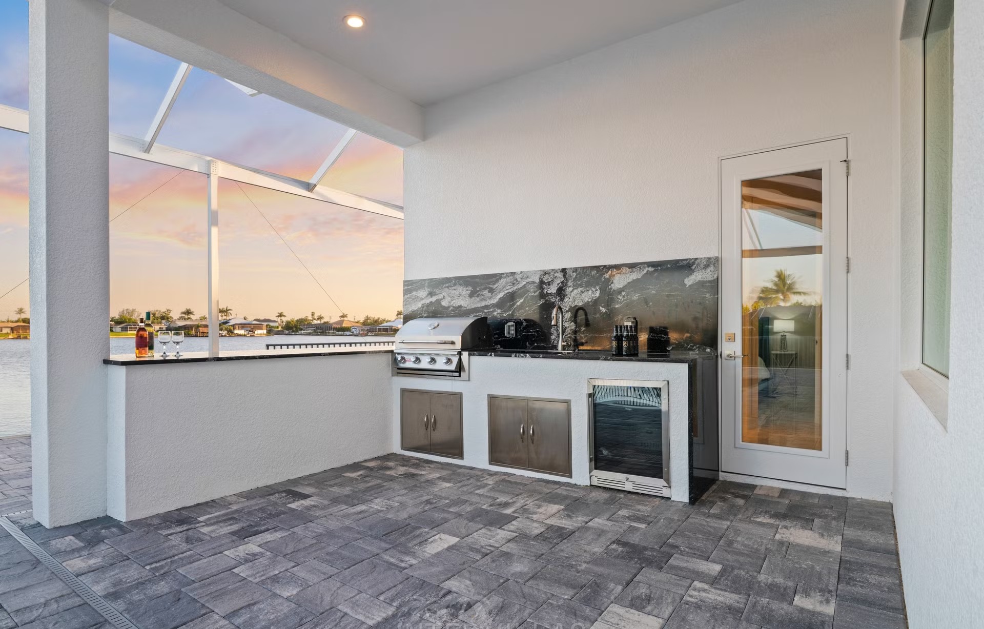 Salzwasser-Pool mit Jacuzzi und Liegen am Wasser.