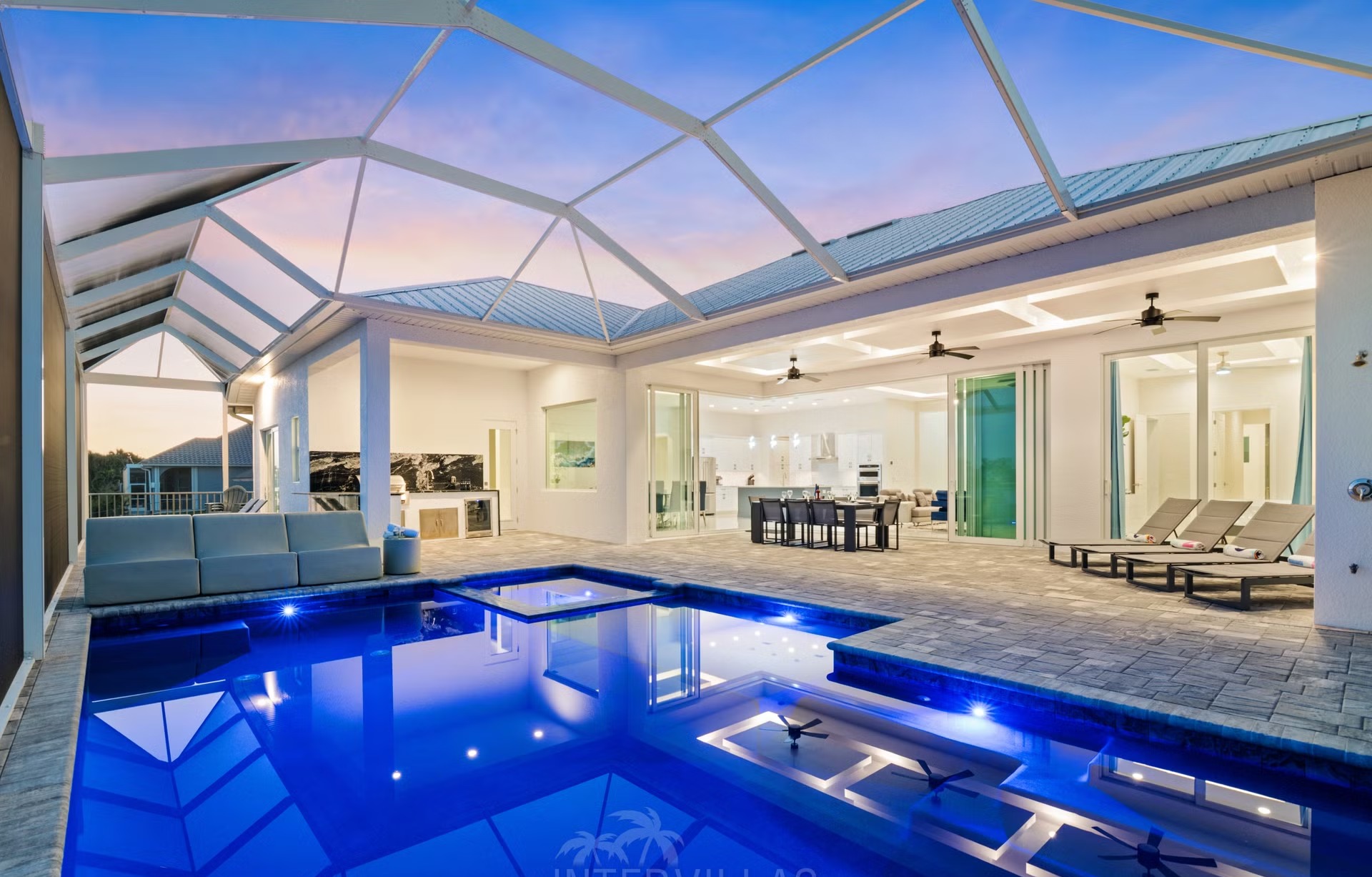 Salzwasser-Pool mit Jacuzzi und Liegen am Wasser in Südausrichtung.