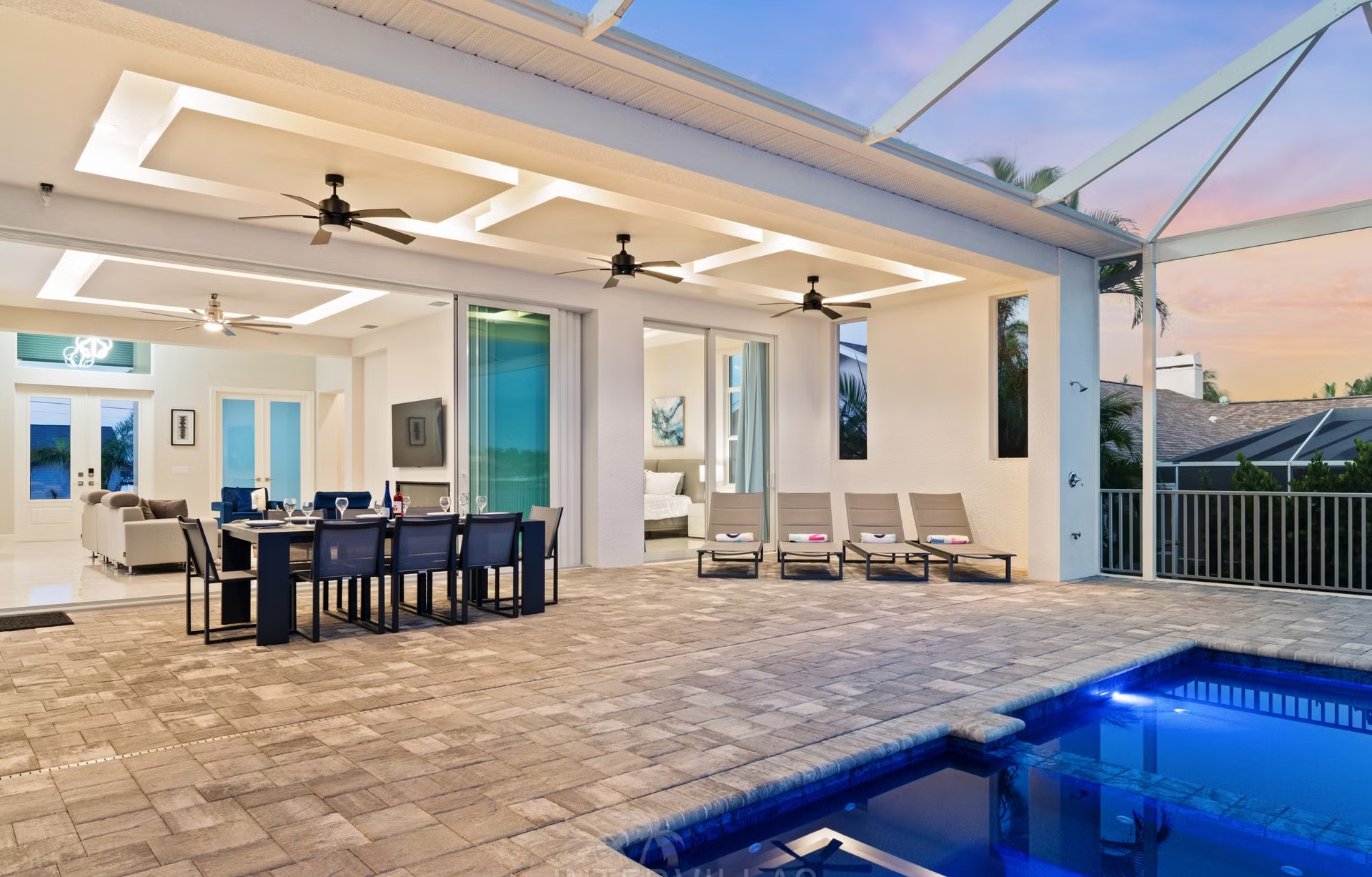 Salzwasser-Pool mit Spa und Liegen am Wasserkanal.