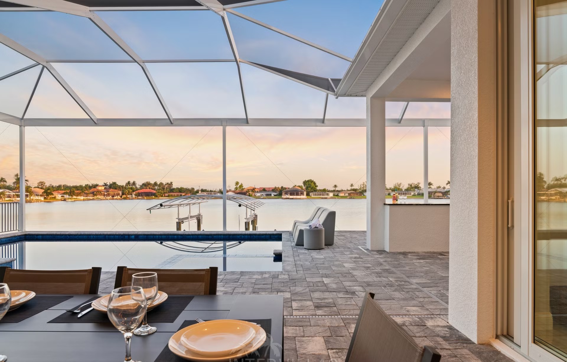 Salzwasser-Pool mit Jacuzzi und Liegen am Wasser.