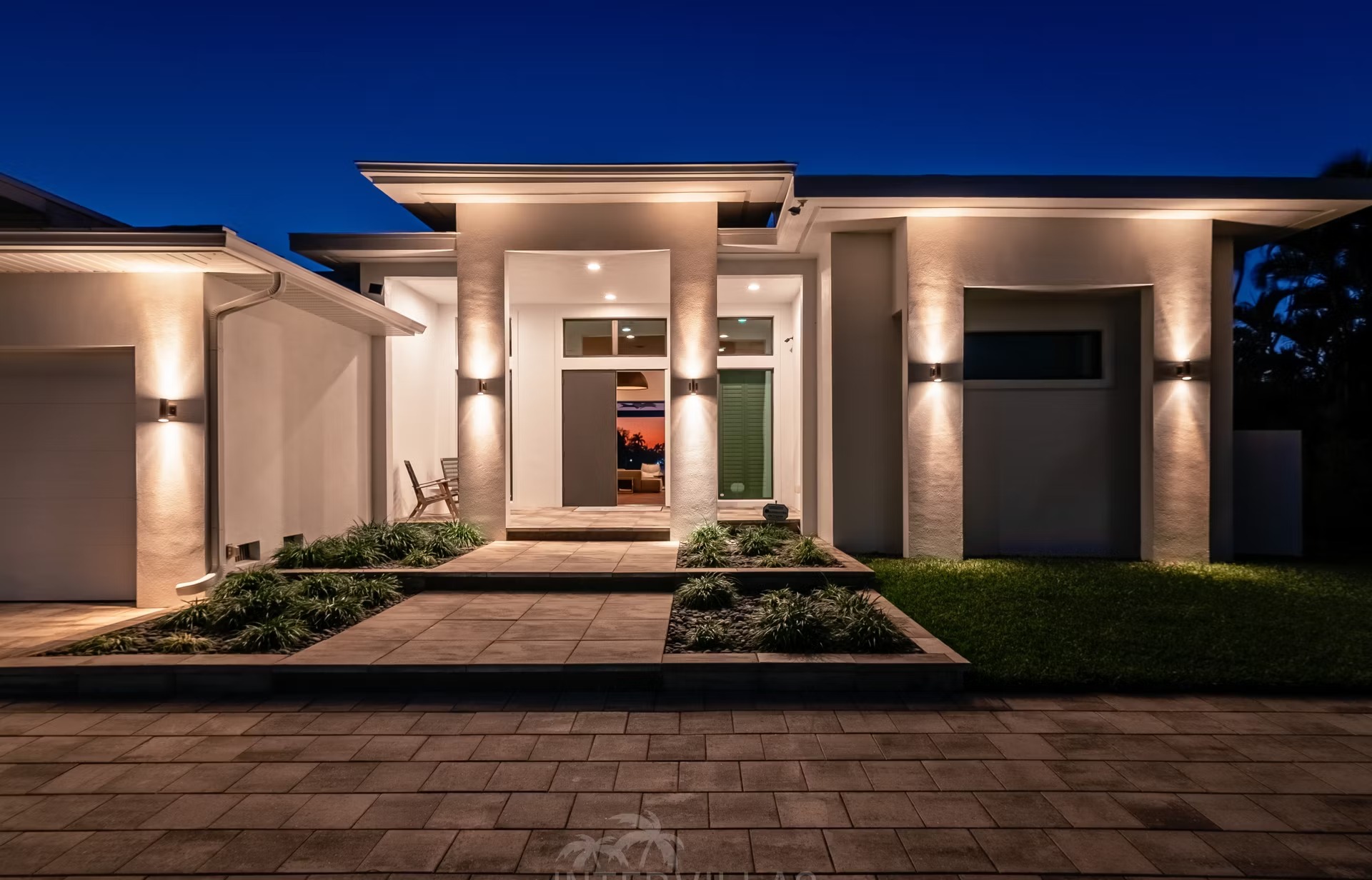 Moderne Waterfront-Villa mit Infinity-Salzwasserpool, Putting Green und Sunset-Lounge.