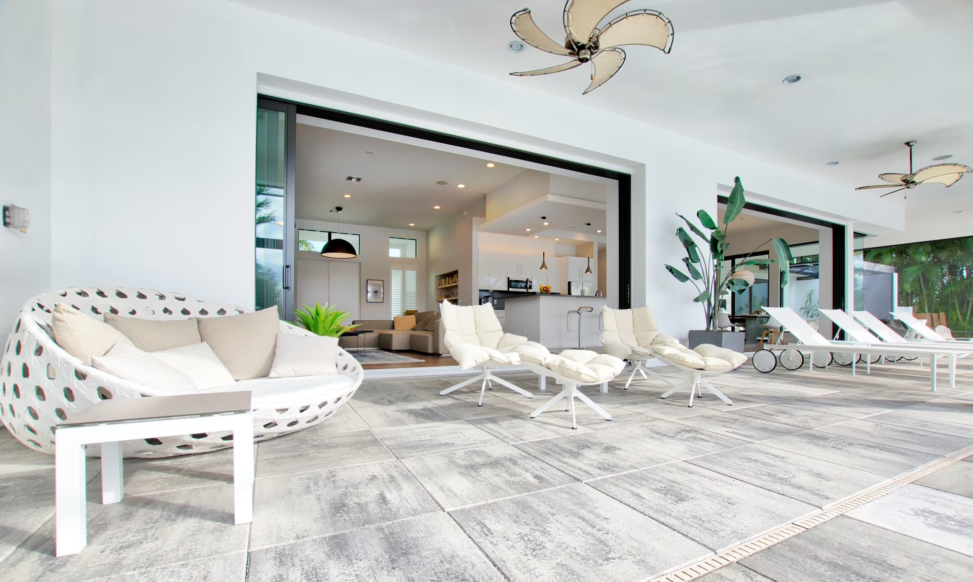 Infinity-Salzwasserpool am Kanal mit Sonnenliegen und Sunset-Lounge.