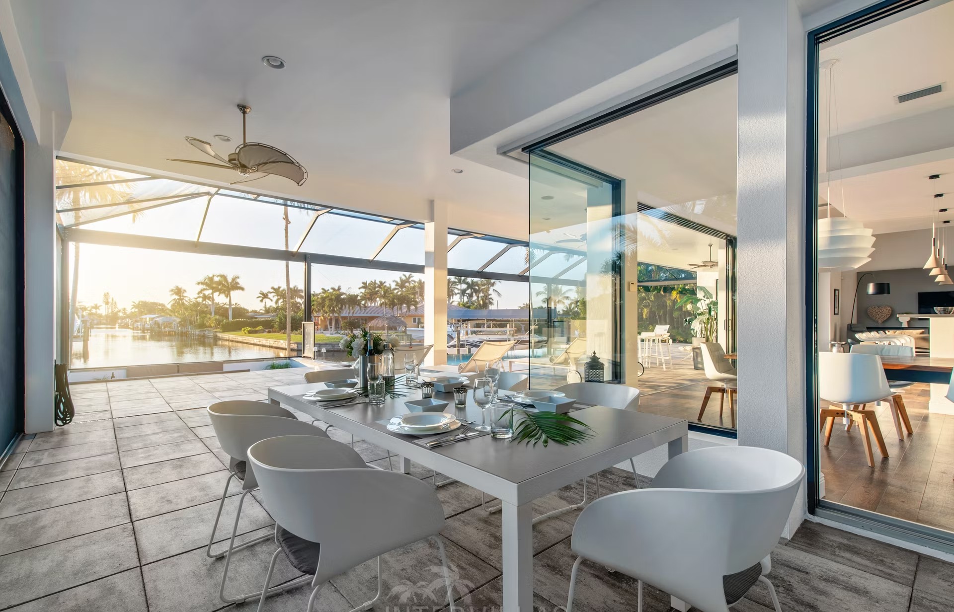 Infinity-Salzwasserpool am Wasser mit Sunset-Lounge und Putting Green.