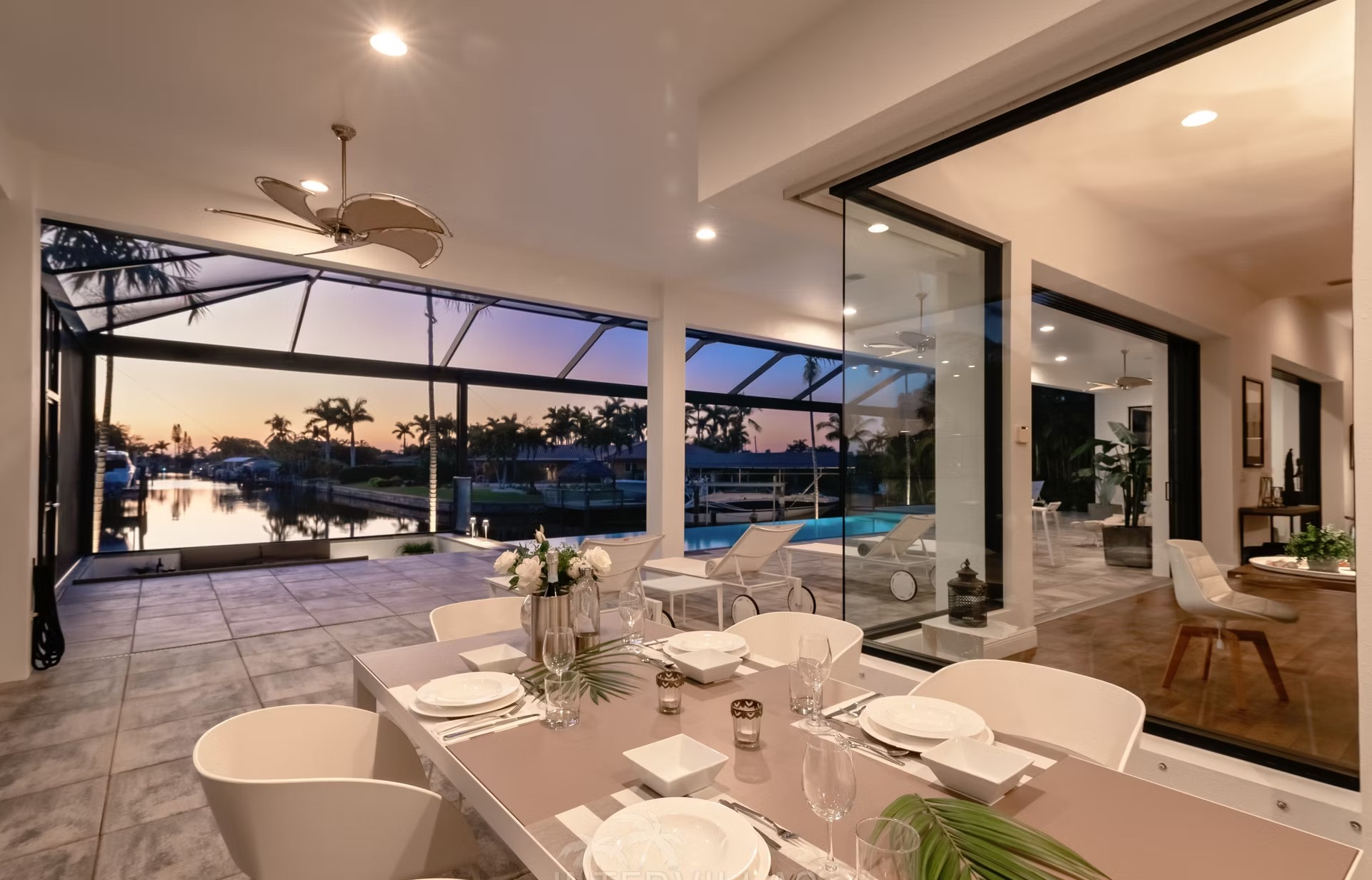 Infinity-Salzwasserpool am Wasser mit Sunset-Lounge und Putting Green.