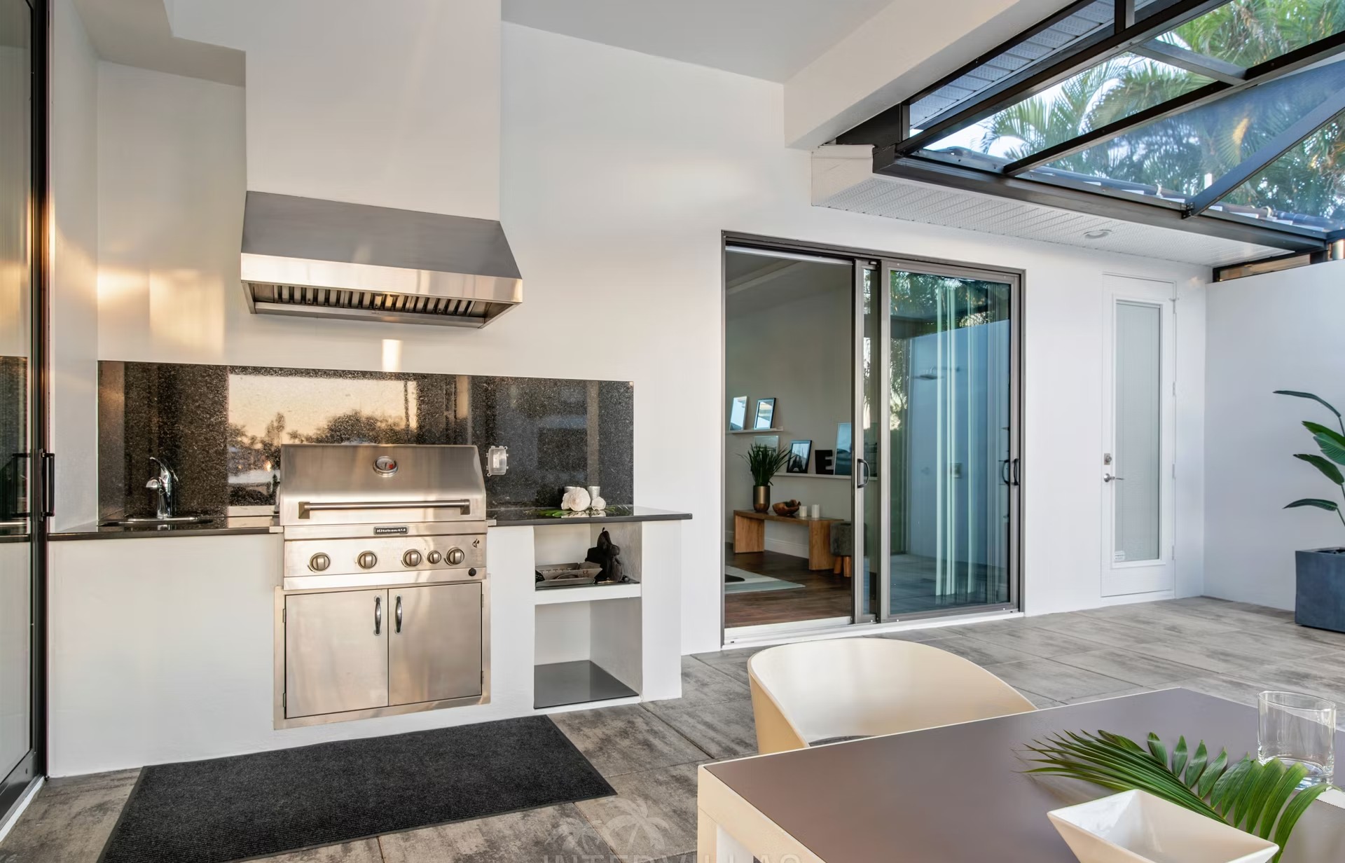 Infinity-Salzwasserpool mit Blick aufs Wasser und Sunset-Lounge.