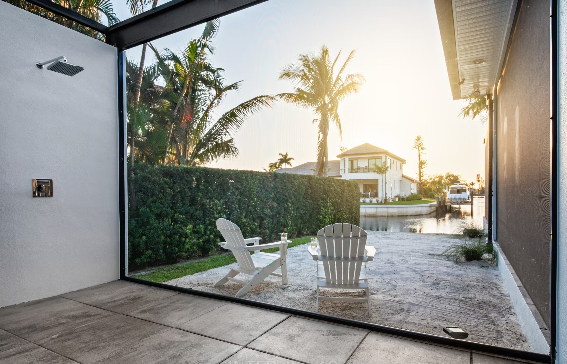 Infinity-Salzwasserpool am Wasser mit Sunset-Lounge und Putting Green.