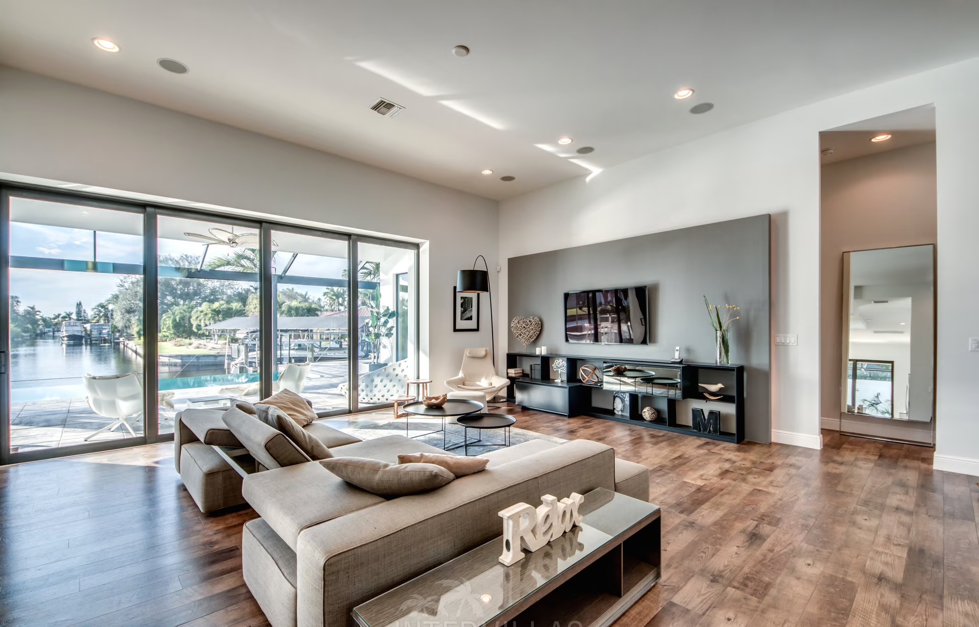 Infinity-Salzwasserpool am Wasser mit Sunset-Lounge und Putting Green.