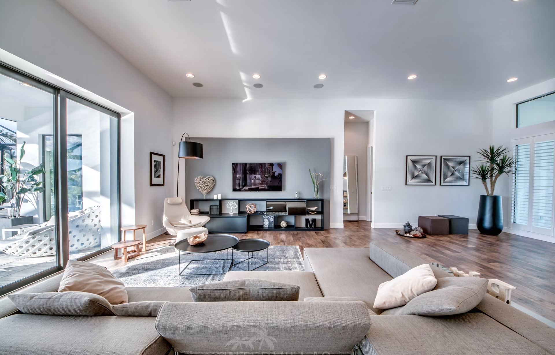 Infinity-Salzwasserpool mit Blick auf den Kanal und Sunset-Lounge (Westlage)