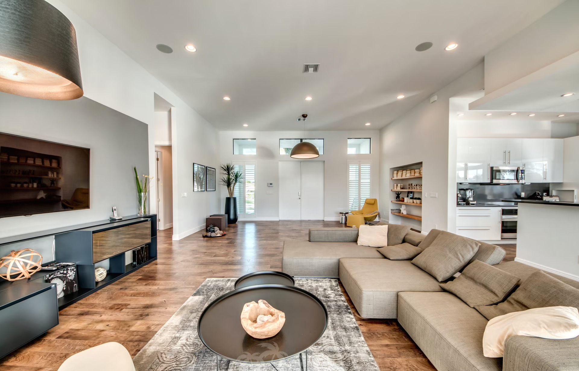 Infinity-Salzwasserpool mit Blick auf den Kanal und Sonnenuntergang.