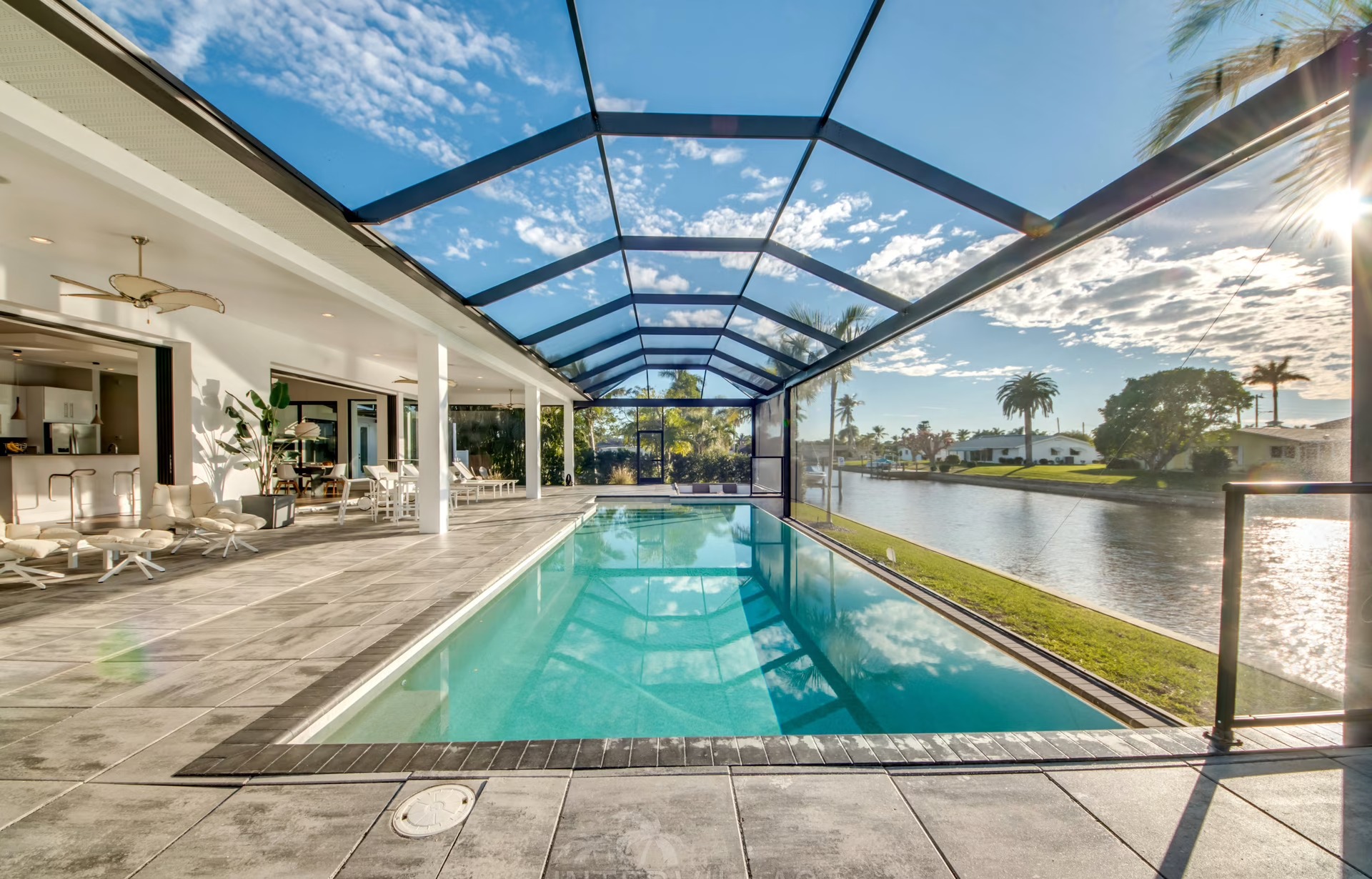 Infinity-Salzwasserpool mit Blick aufs Wasser und Sonnenuntergang.