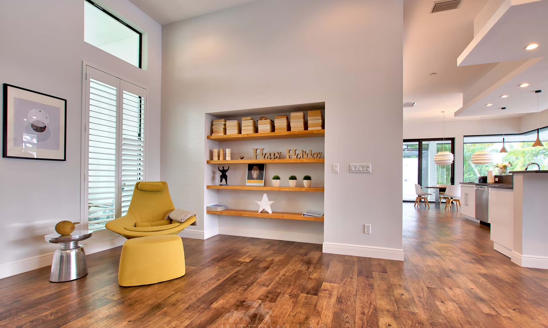 Infinity-Salzwasserpool mit Sonnenliegen und Blick auf den Kanal bei Sonnenuntergang.