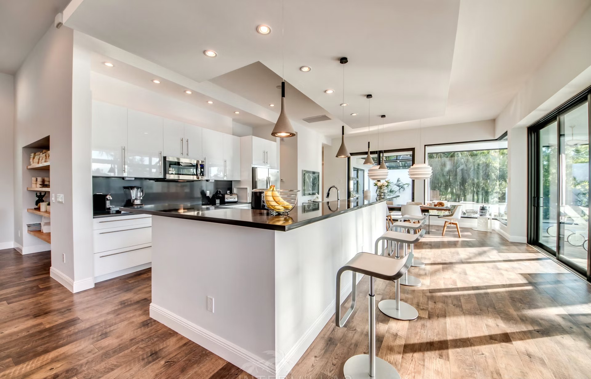 Infinity-Salzwasserpool mit Blick auf den Kanal bei Sonnenuntergang.