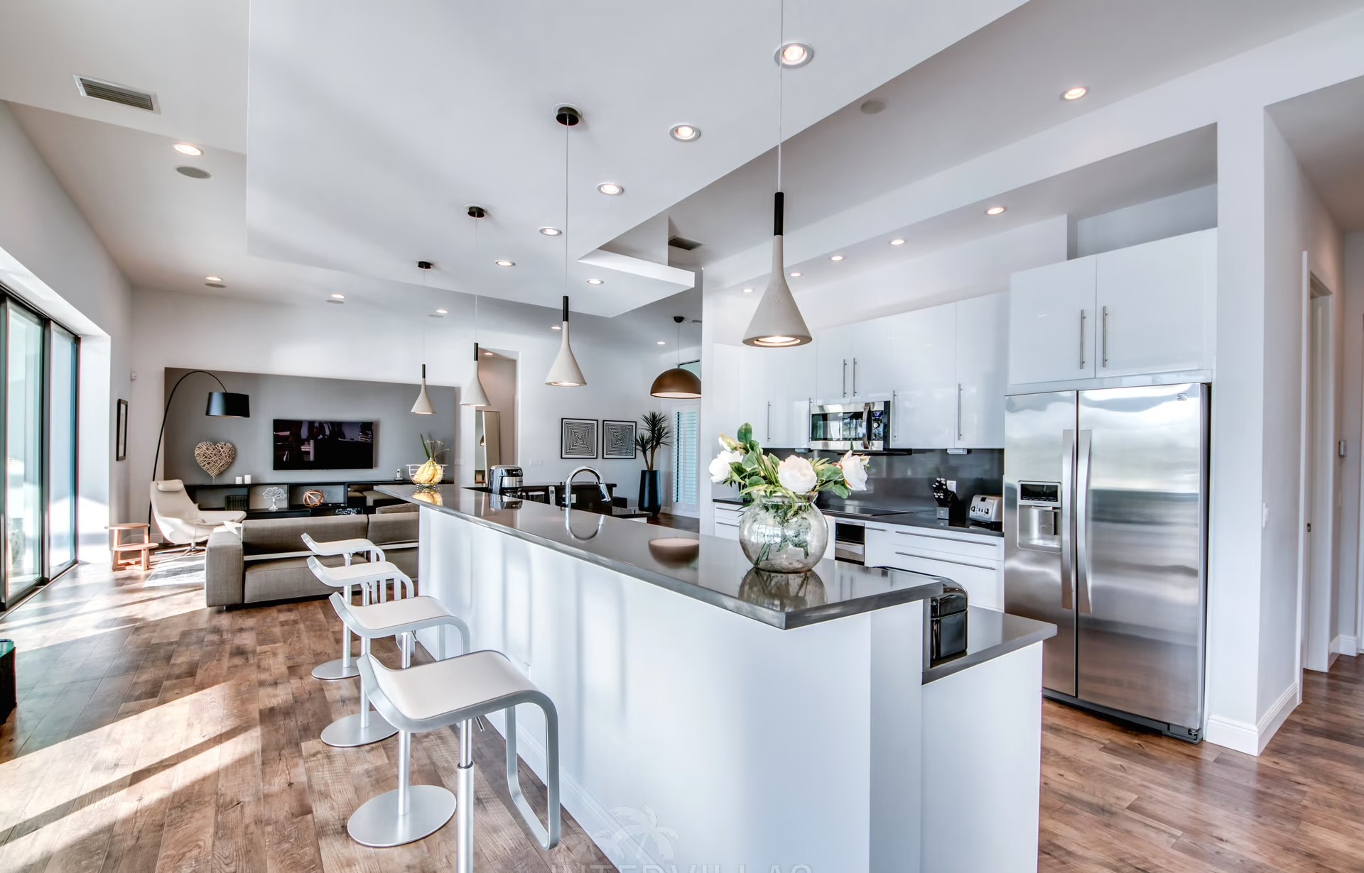 Infinity-Salzwasserpool mit Blick aufs Wasser und Sunset-Lounge in Westausrichtung.