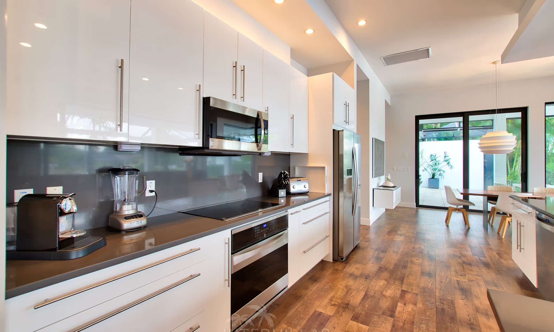 Infinity-Salzwasserpool am Wasser mit Sonnenliegen und Sunset-Lounge (Westausrichtung)