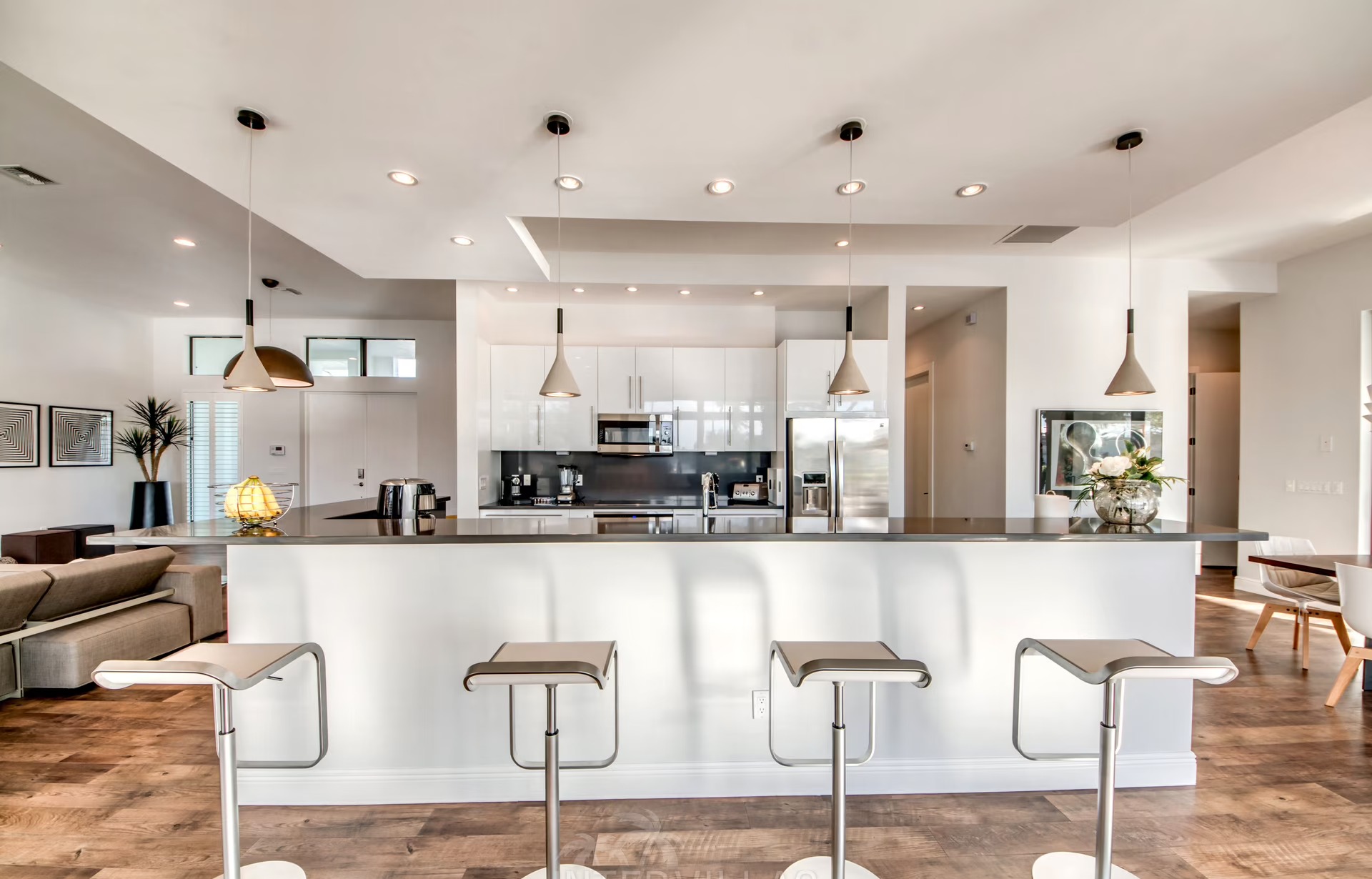 Infinity-Salzwasserpool mit Blick aufs Wasser und Sunset-Lounge (Westlage)