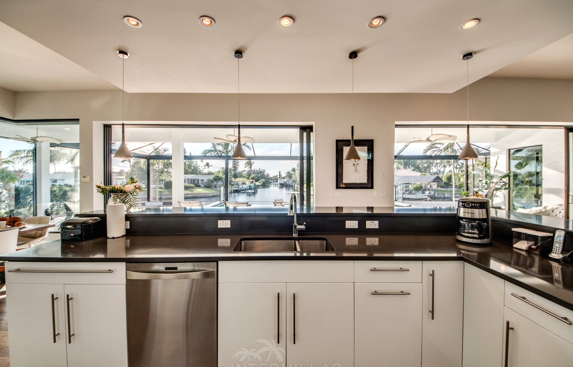 Infinity-Salzwasserpool mit Sunset-Lounge und Putting Green am Wasser.