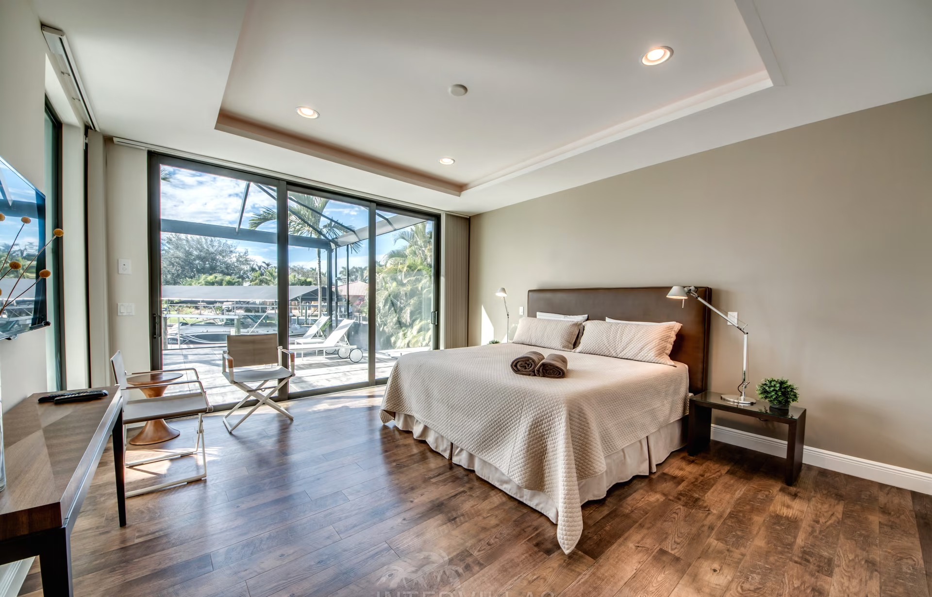 Infinity-Salzwasserpool mit Sunset-Lounge und Blick aufs Wasser