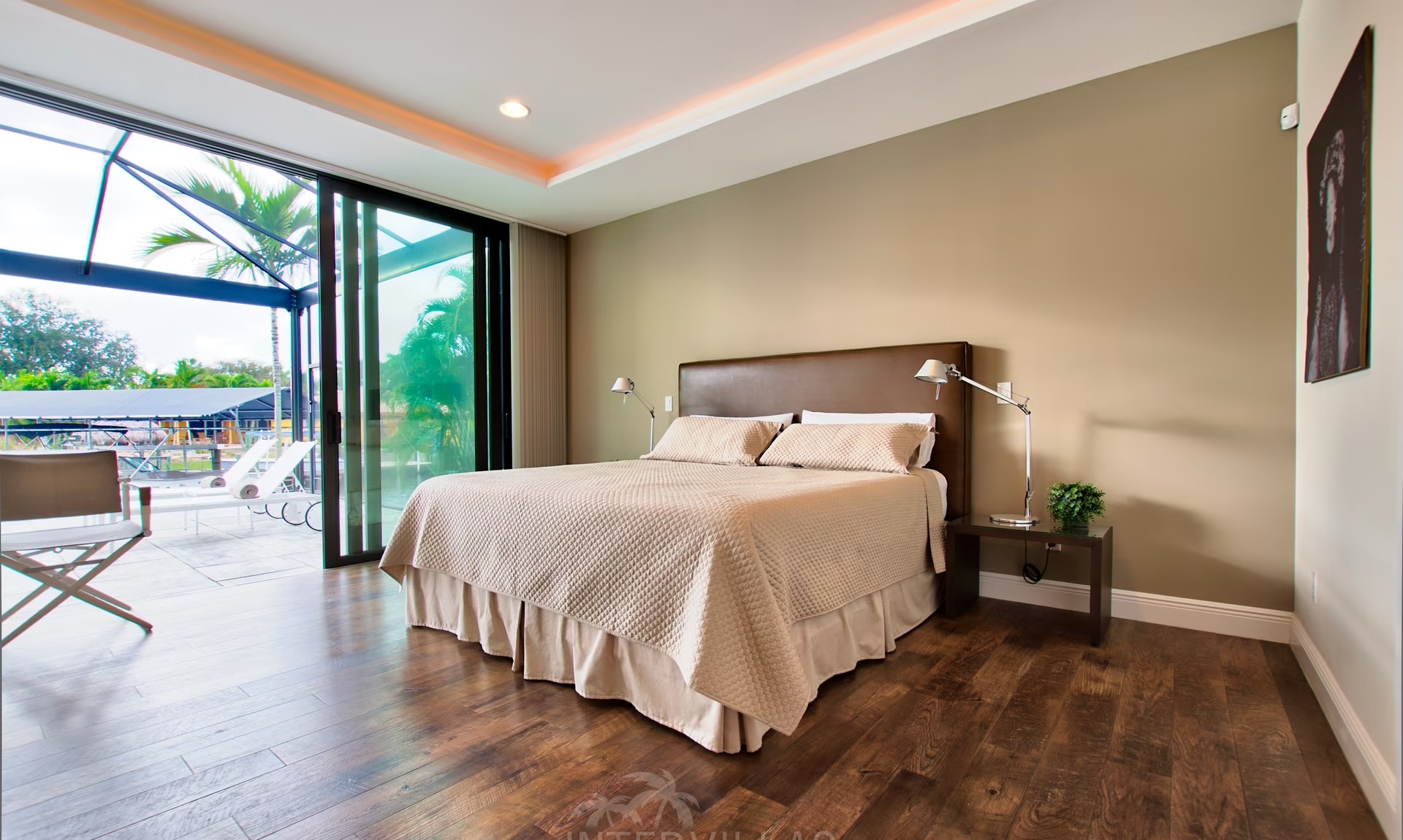 Infinity-Salzwasserpool mit Sunset-Lounge in Westlage.