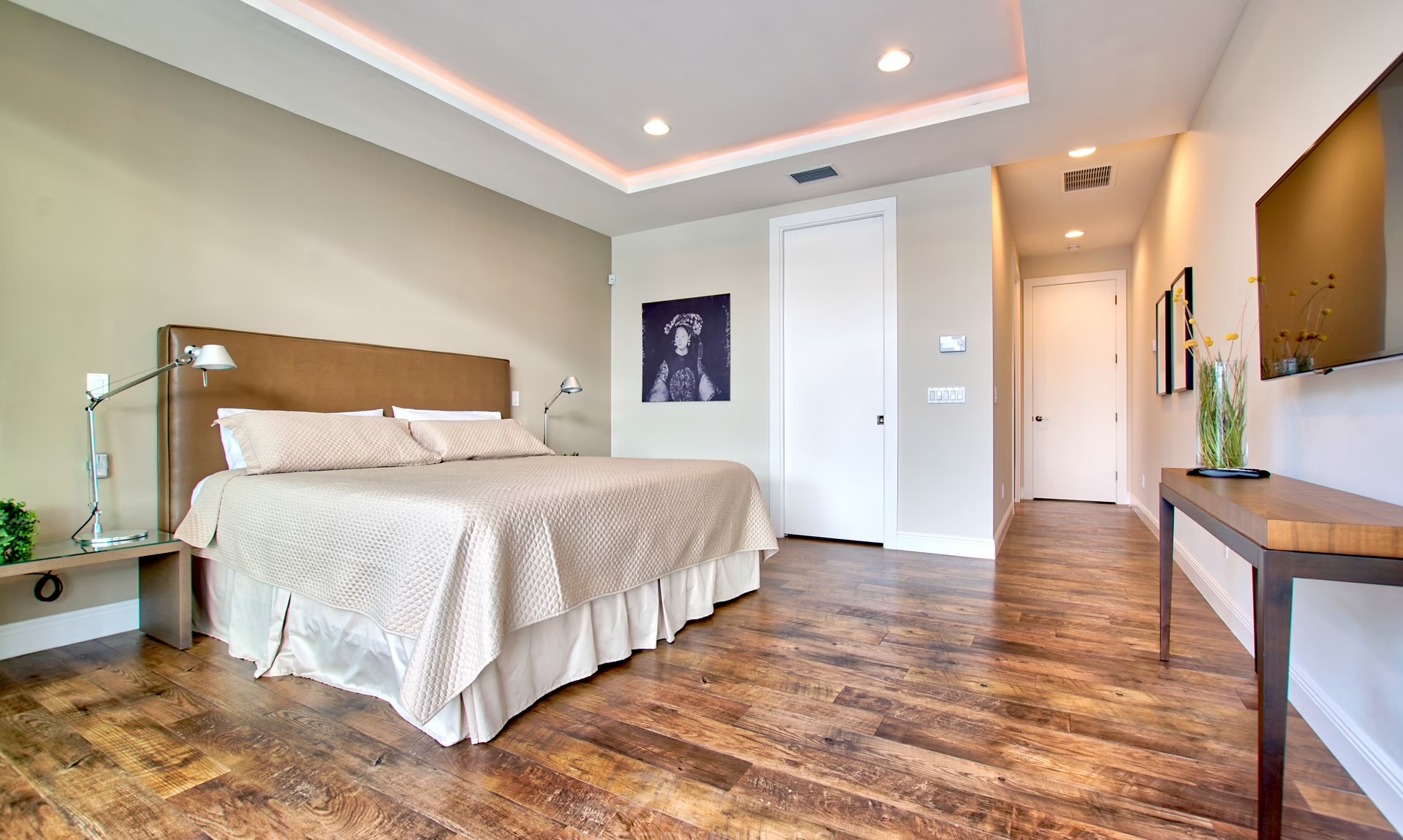 Infinity-Salzwasserpool mit Sonnenliegen und Blick auf den Kanal bei Sonnenuntergang.