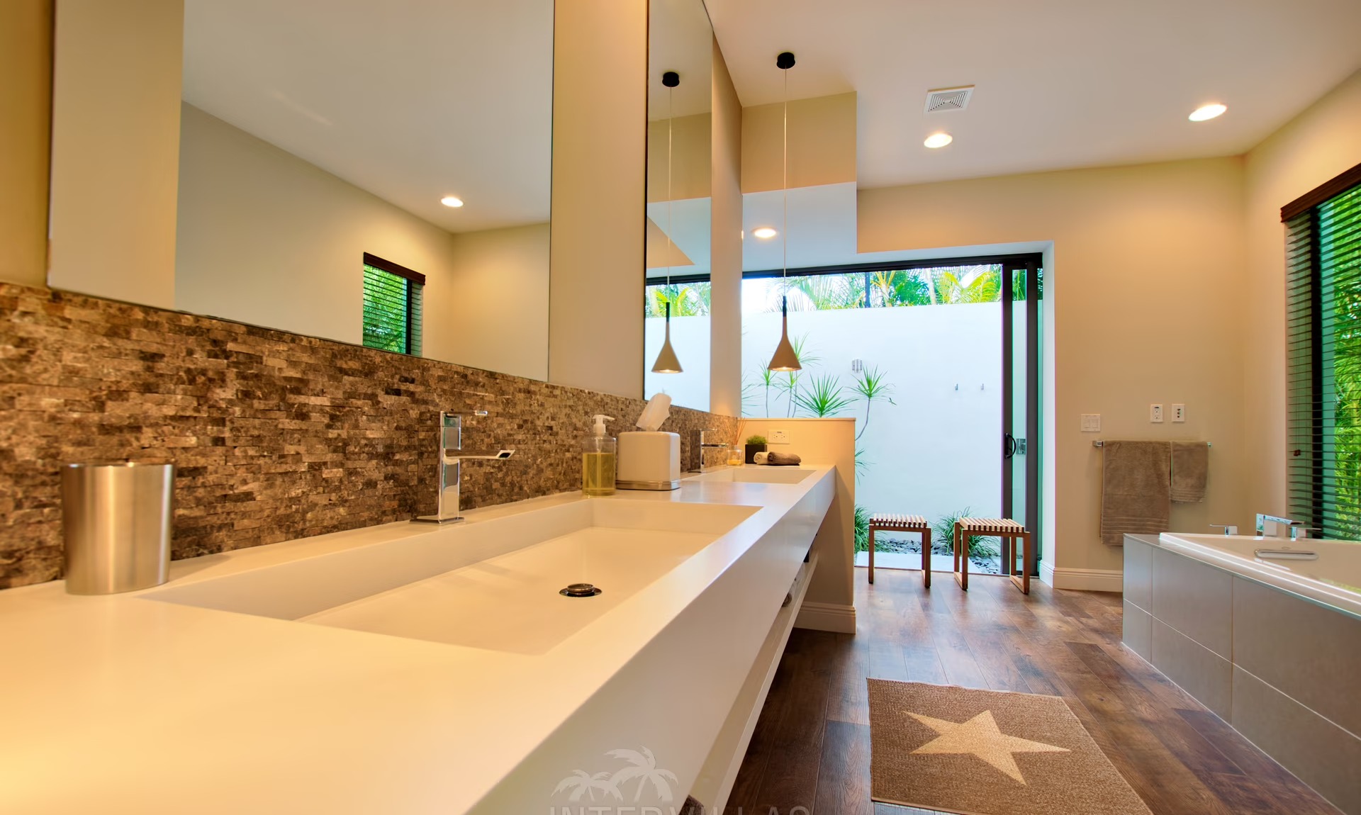 Infinity-Salzwasserpool mit Blick auf den Kanal und Sonnenuntergang.