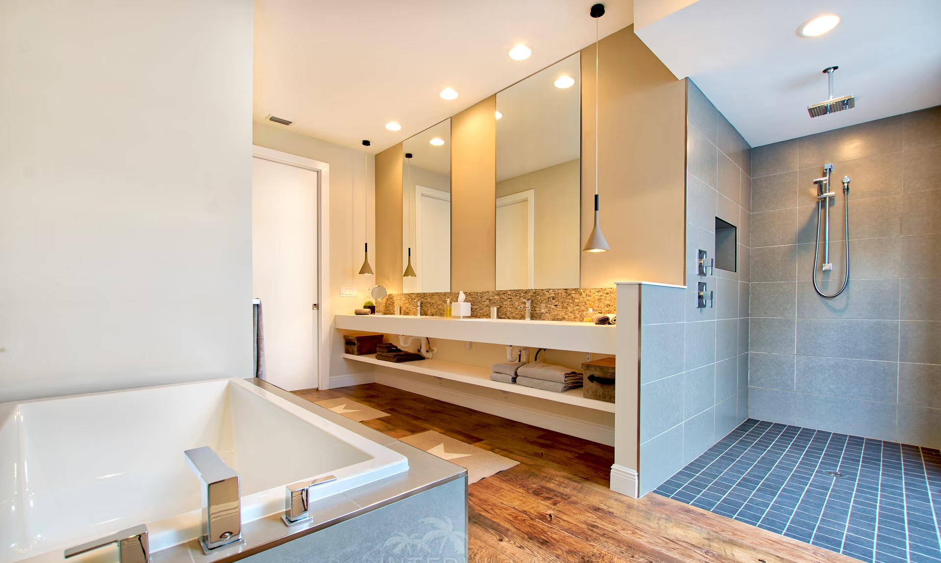 Infinity-Salzwasserpool mit Liegen und Sunset-Lounge am Wasser.