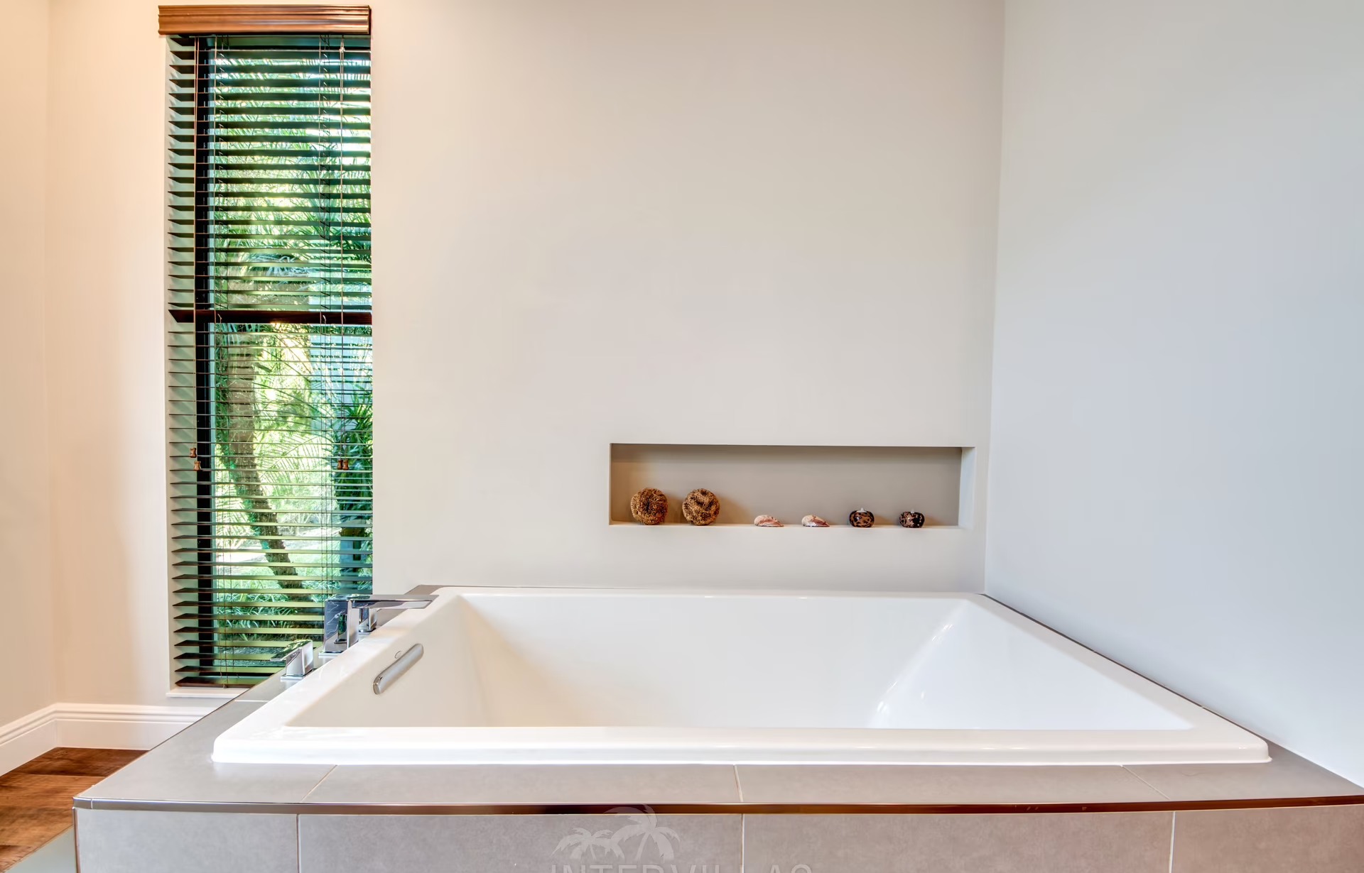 Infinity-Salzwasserpool am Wasser mit Liegen und Sunset-Lounge (Westausrichtung)