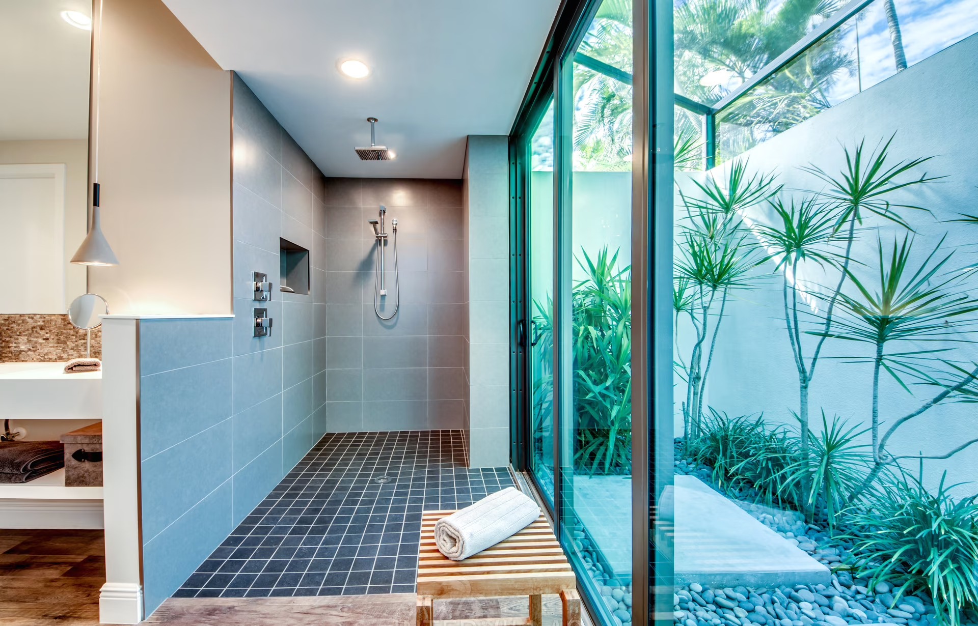 Infinity-Salzwasserpool mit Blick auf den Kanal und Sunset-Lounge im Außenbereich.