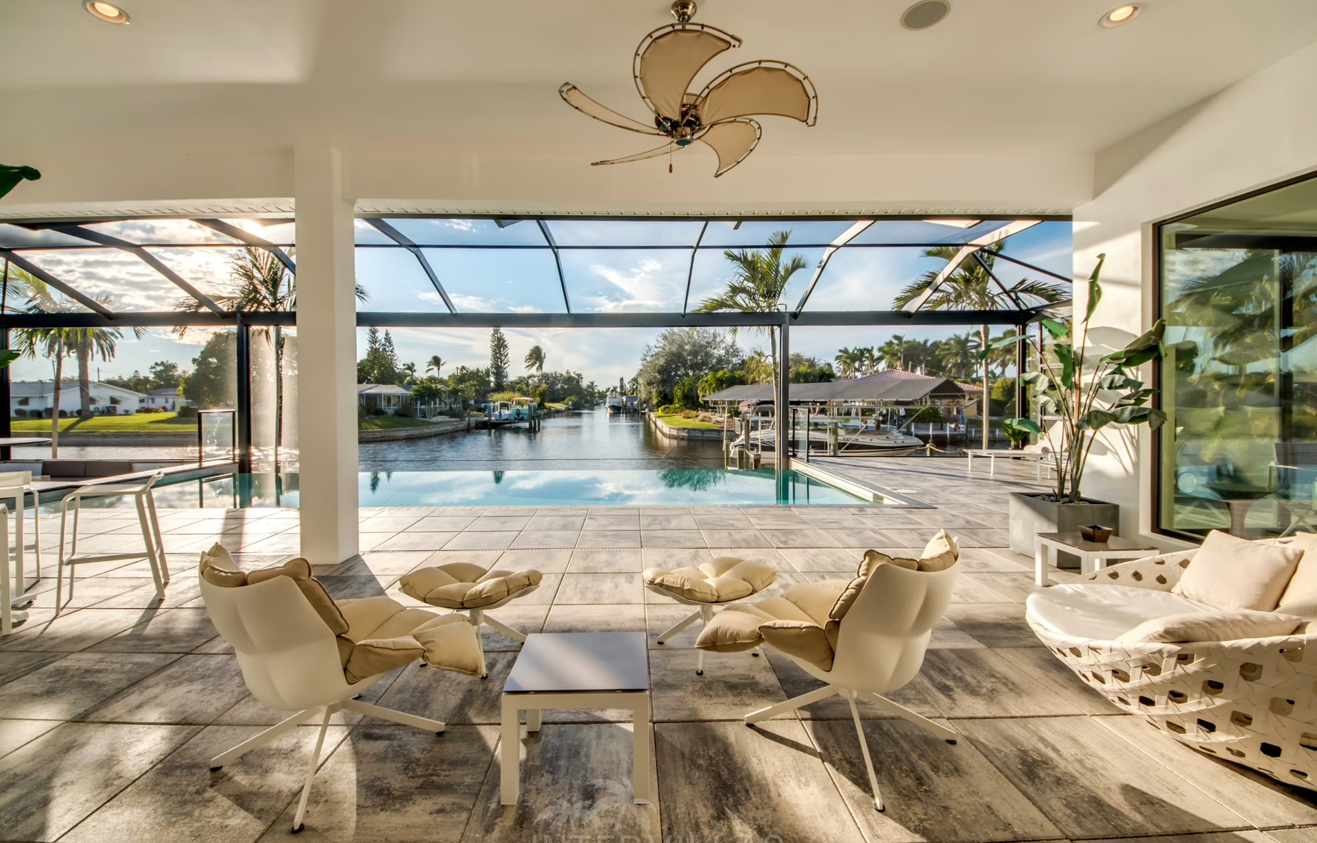 Infinity-Salzwasserpool mit Blick auf den Kanal und Sonnenuntergang.