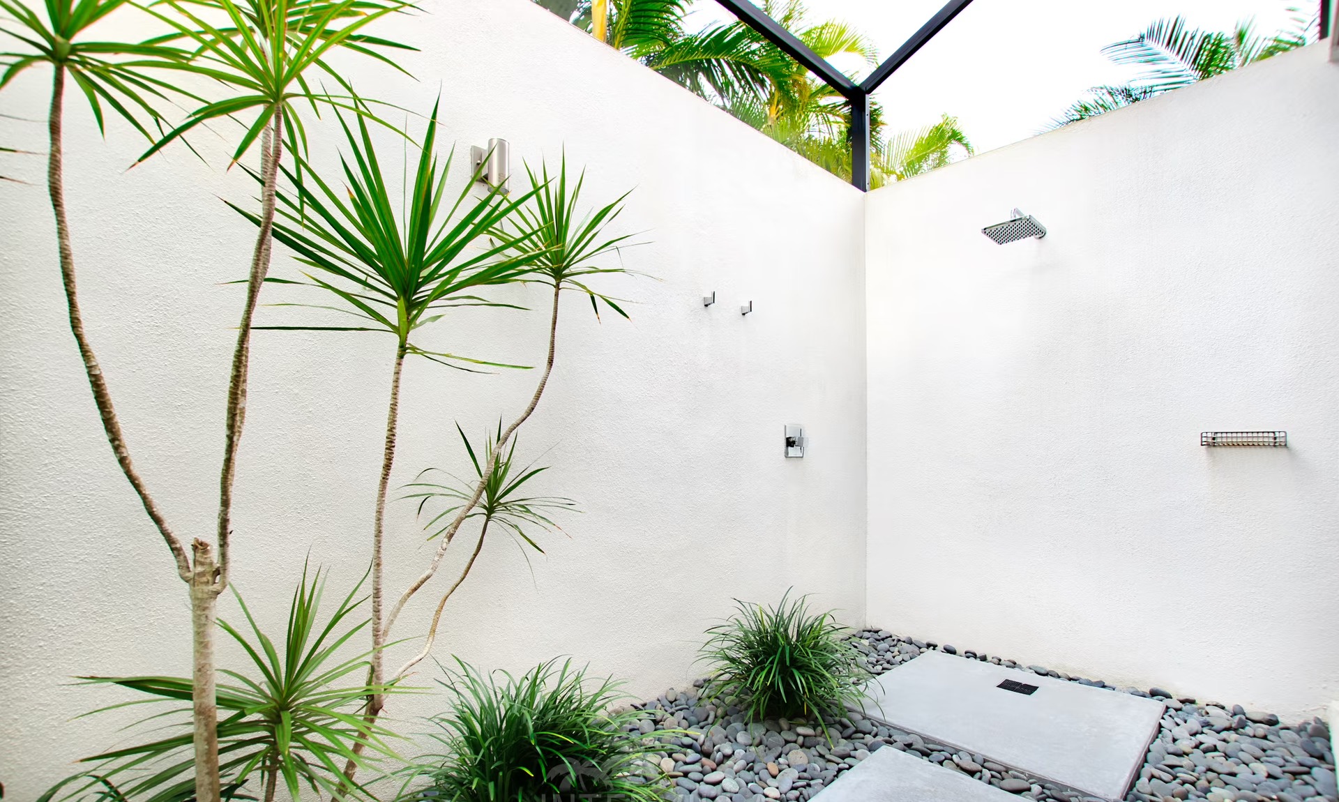 Infinity-Salzwasserpool mit Blick auf den Kanal und Sunset-Lounge.