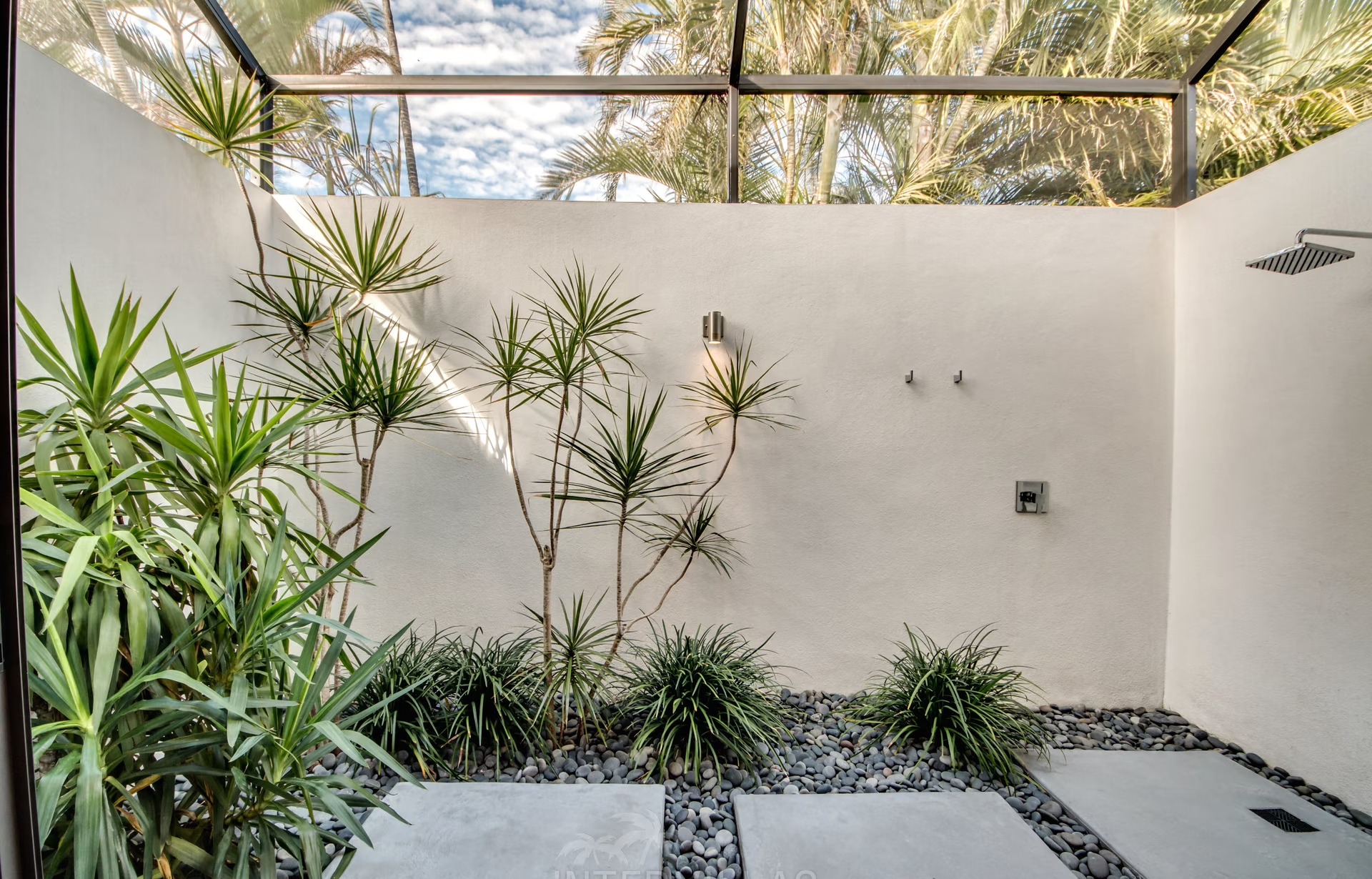 Infinity-Salzwasserpool am Kanal mit Sunset-Lounge und Putting Green.