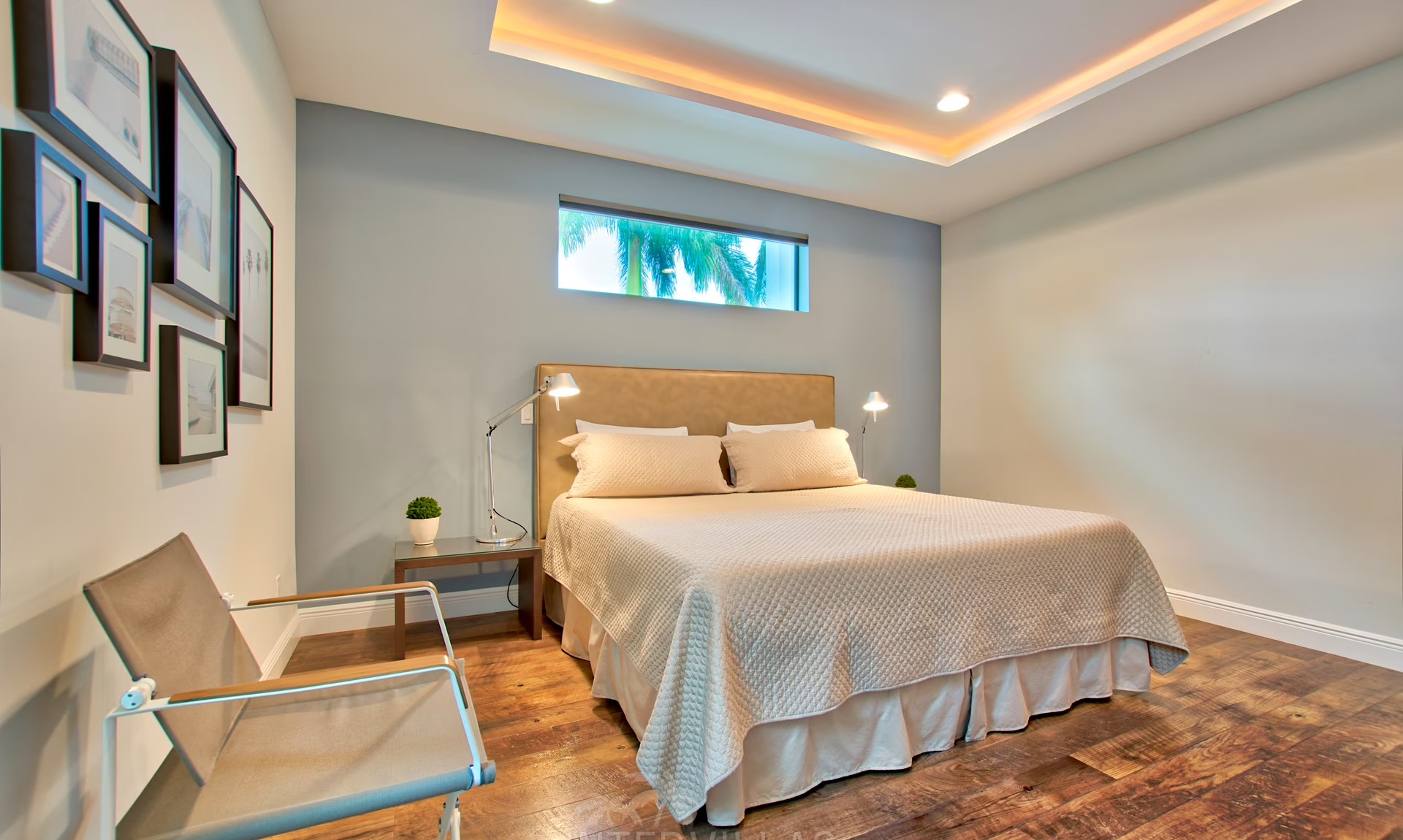 Infinity-Salzwasserpool mit Westausrichtung und Blick auf den Kanal bei Sonnenuntergang.