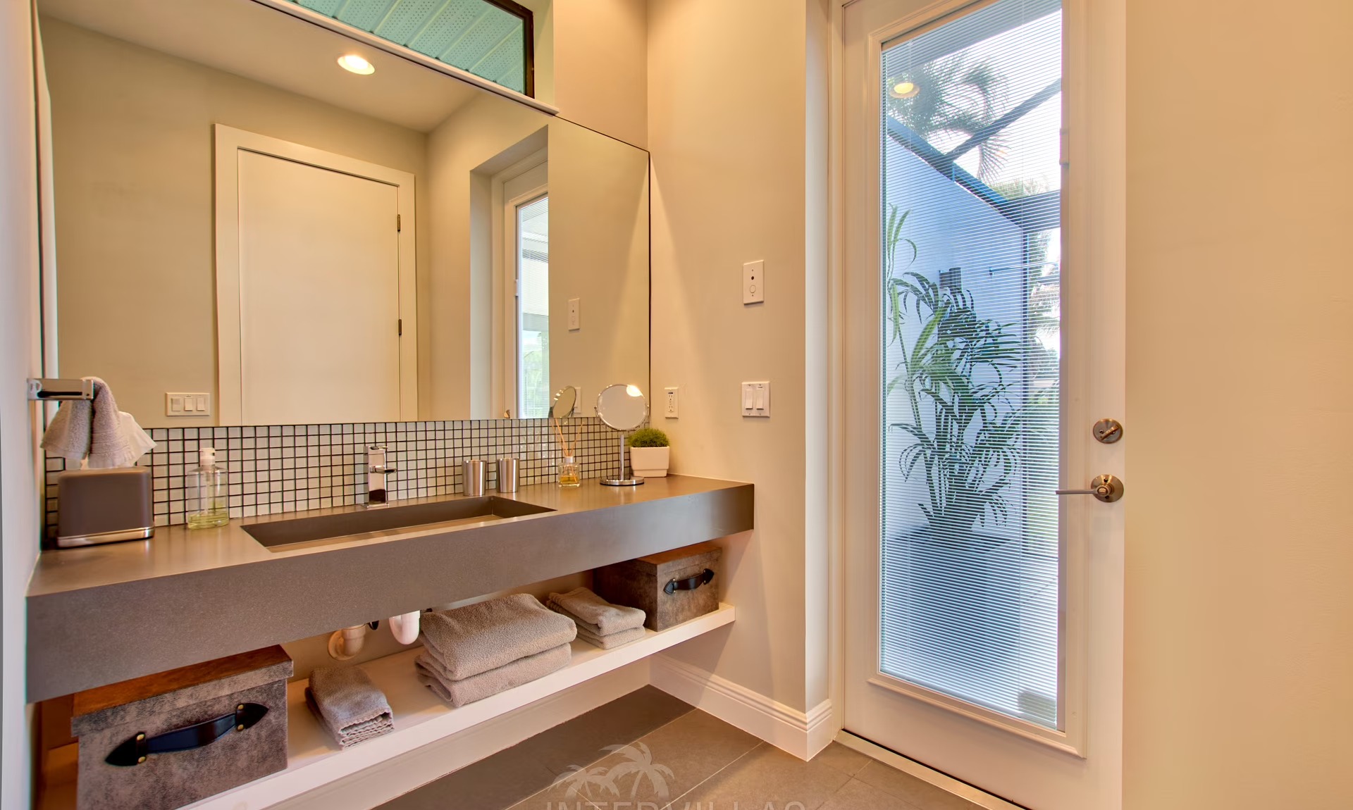 Infinity-Salzwasserpool mit Blick auf den Kanal und Sonnenuntergangs-Lounge.