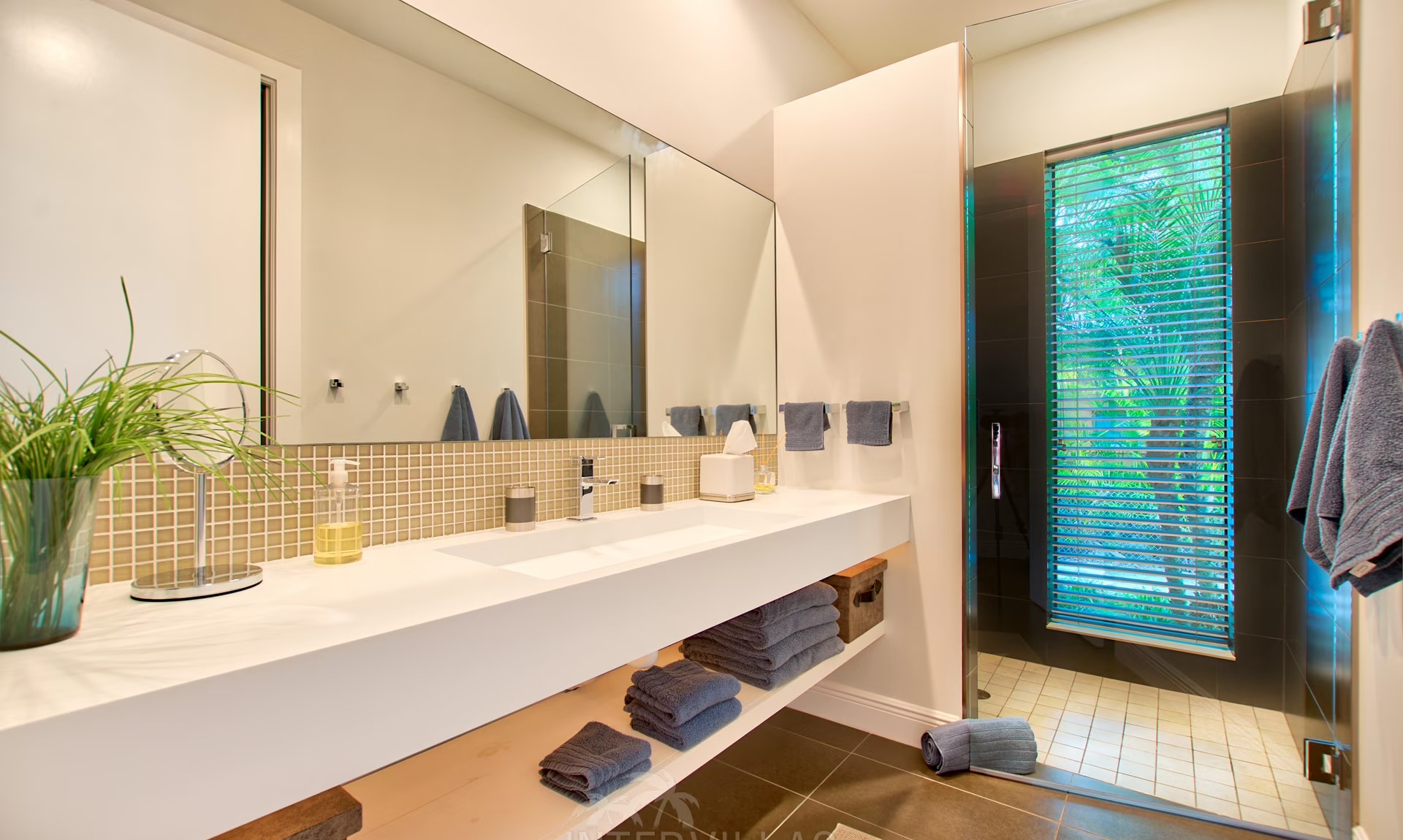 Infinity-Salzwasserpool am Wasser mit Sunset-Lounge und Putting Green.