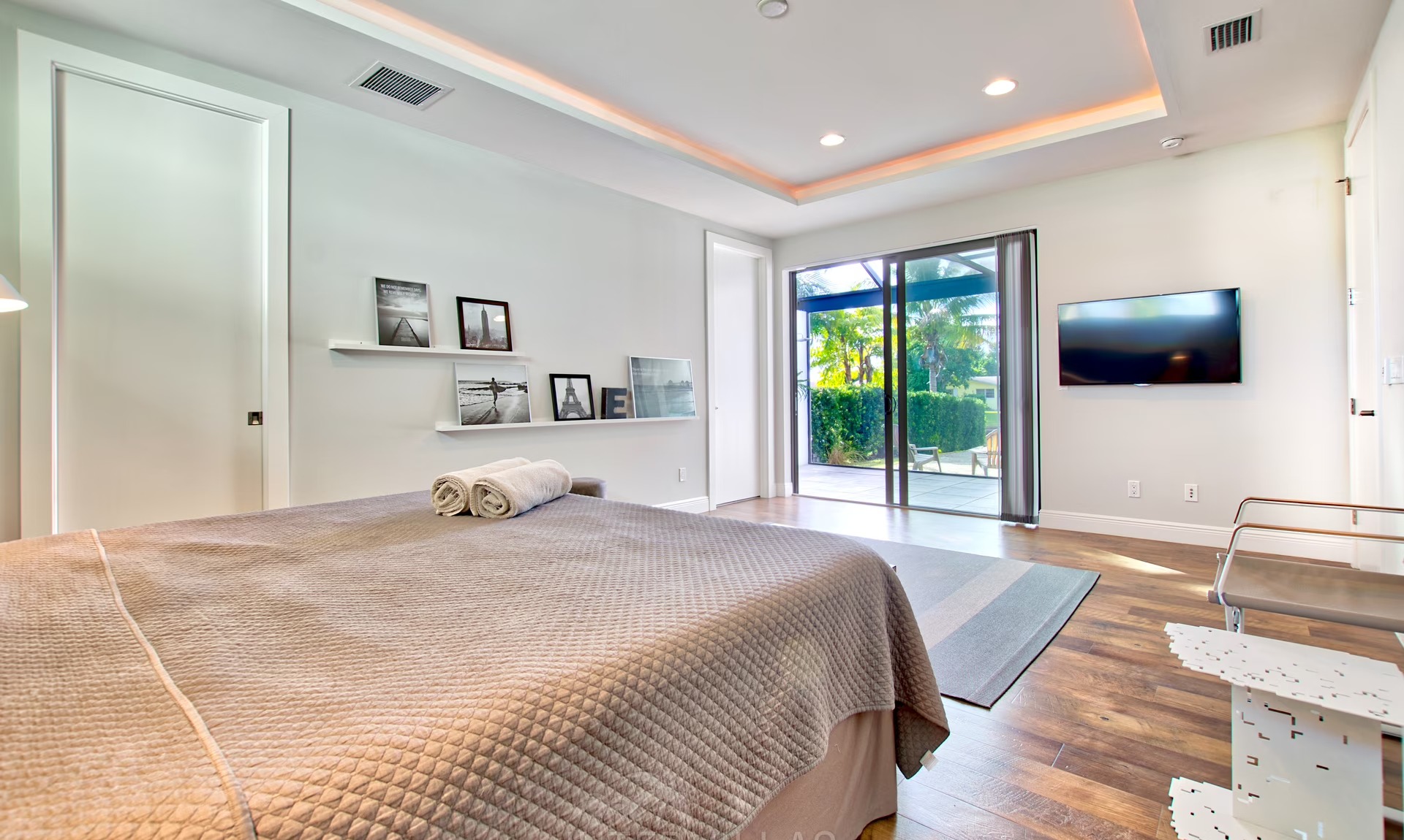 Infinity-Salzwasserpool mit Liegen und Blick auf den Kanal bei Sonnenuntergang.