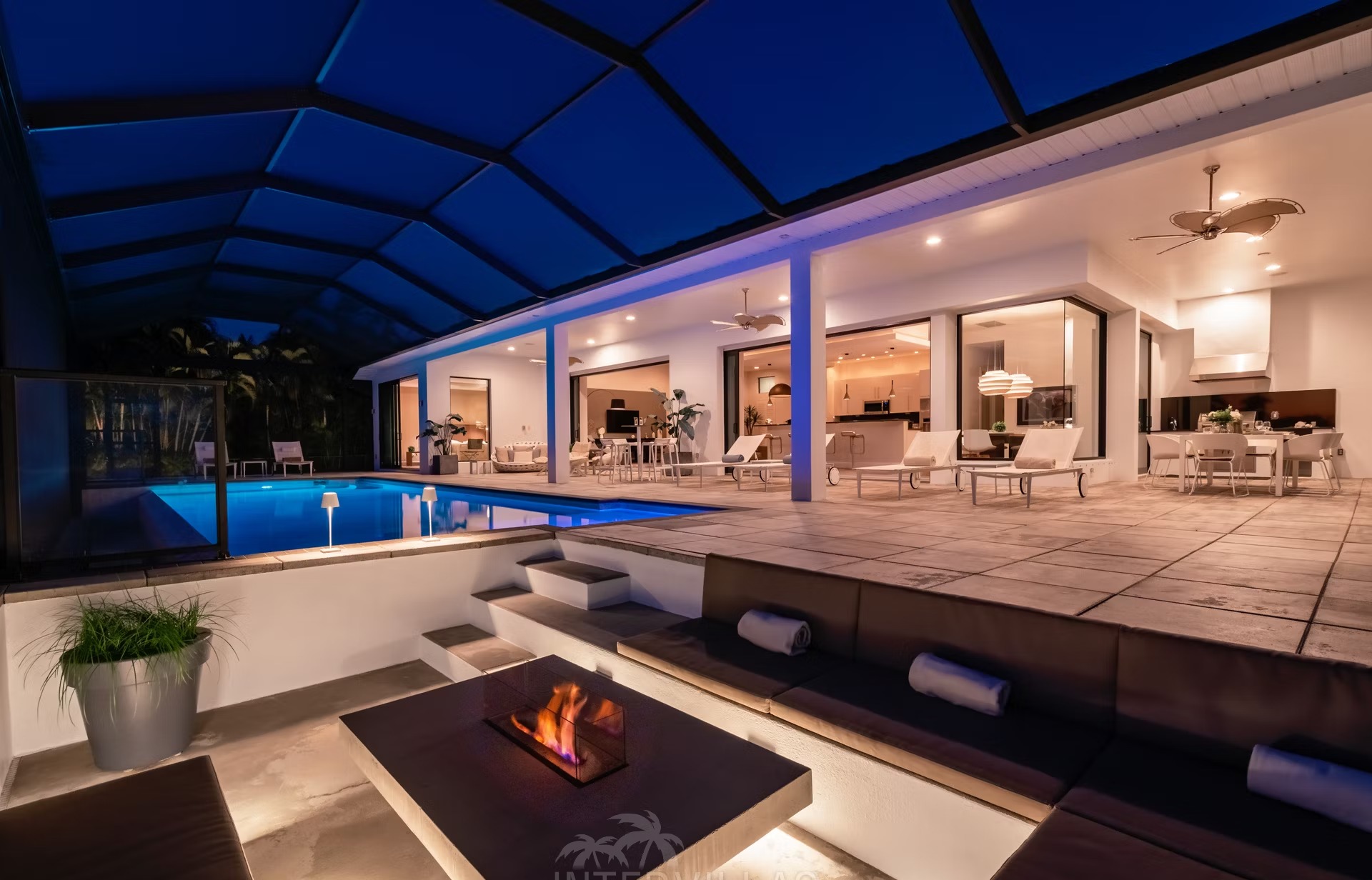 Infinity-Salzwasserpool mit Blick auf den Kanal und Sonnenuntergang.